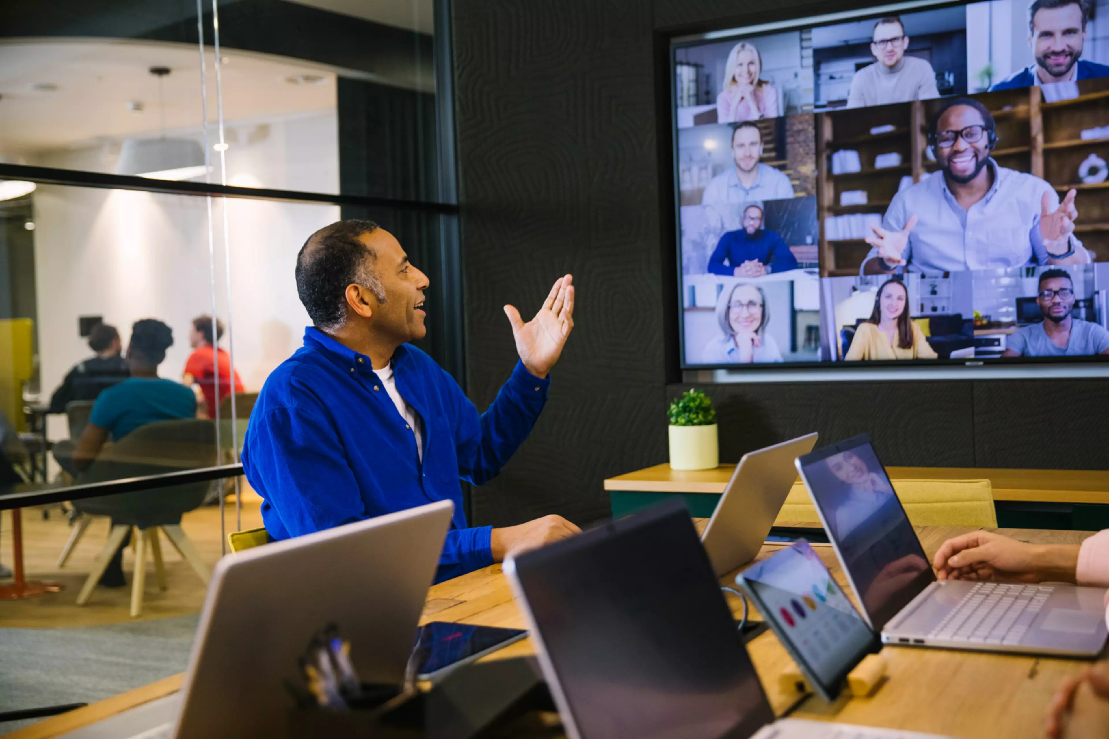 Un hombre haciendo una videoconferencia con otras personas