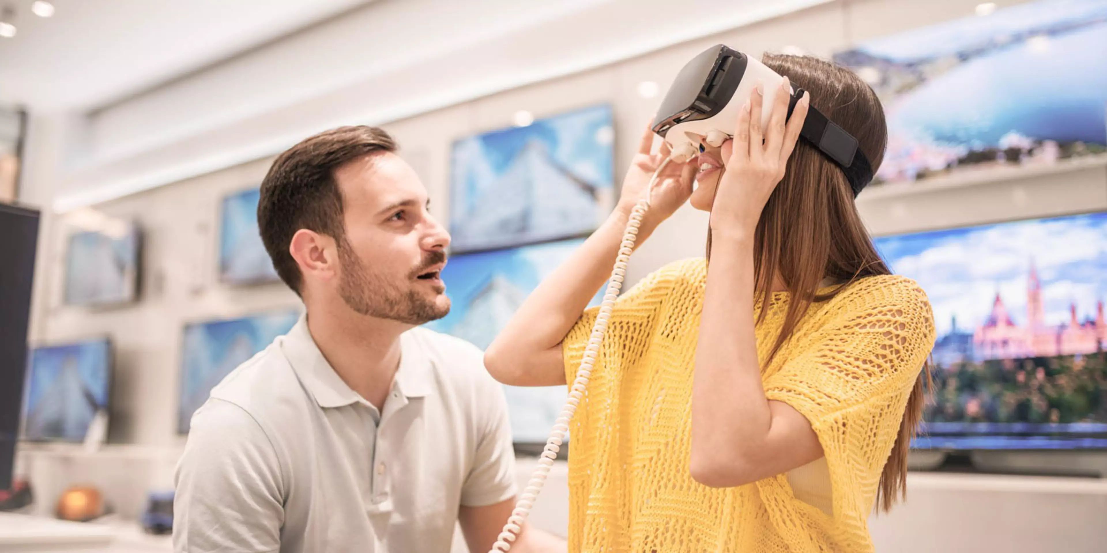 Un hombre y una mujer; ella lleva puestas unas gafas de realidad virtual