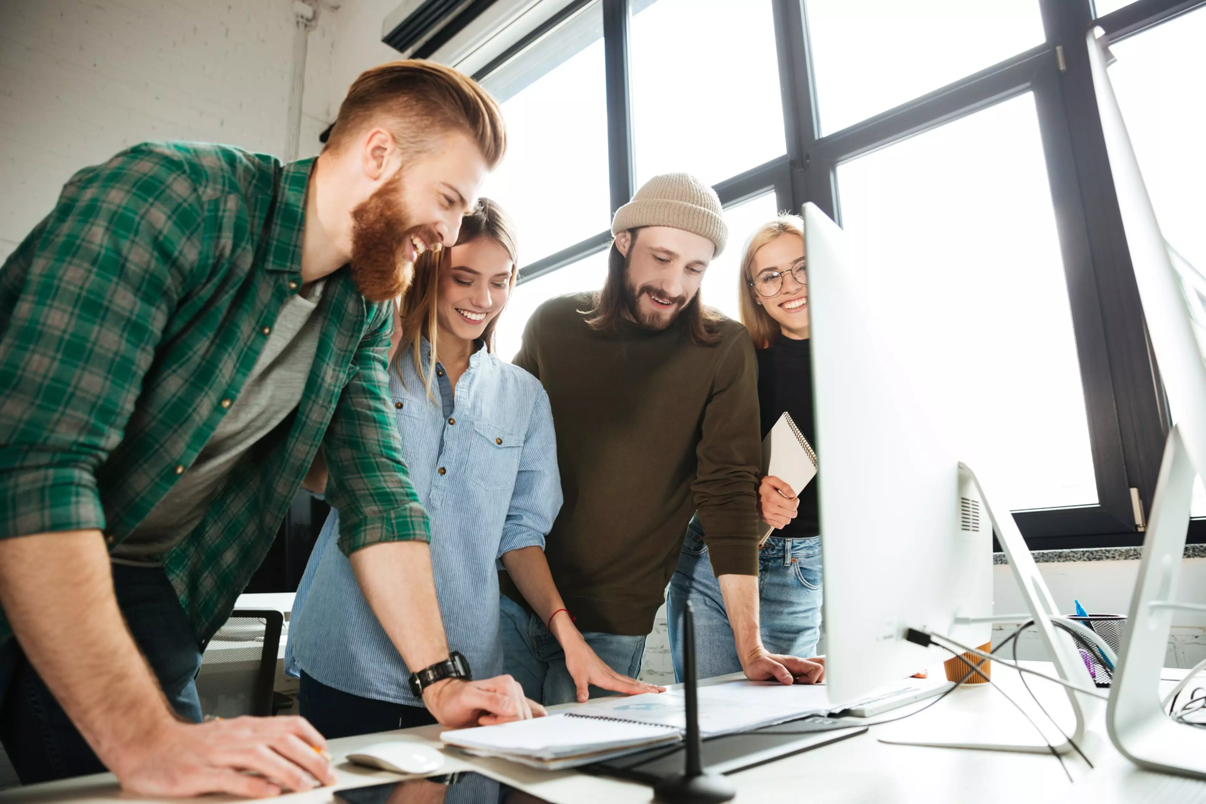 Työntekijät työskentelevät modernin SharePoint-intranetin parissa