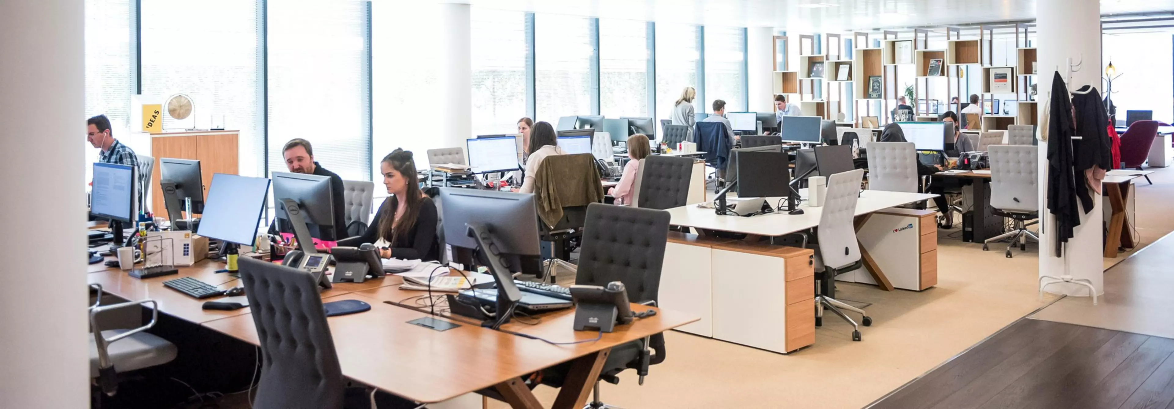 Departamento de atención al cliente de una empresa, con personas sentadas delante de sus ordenadores