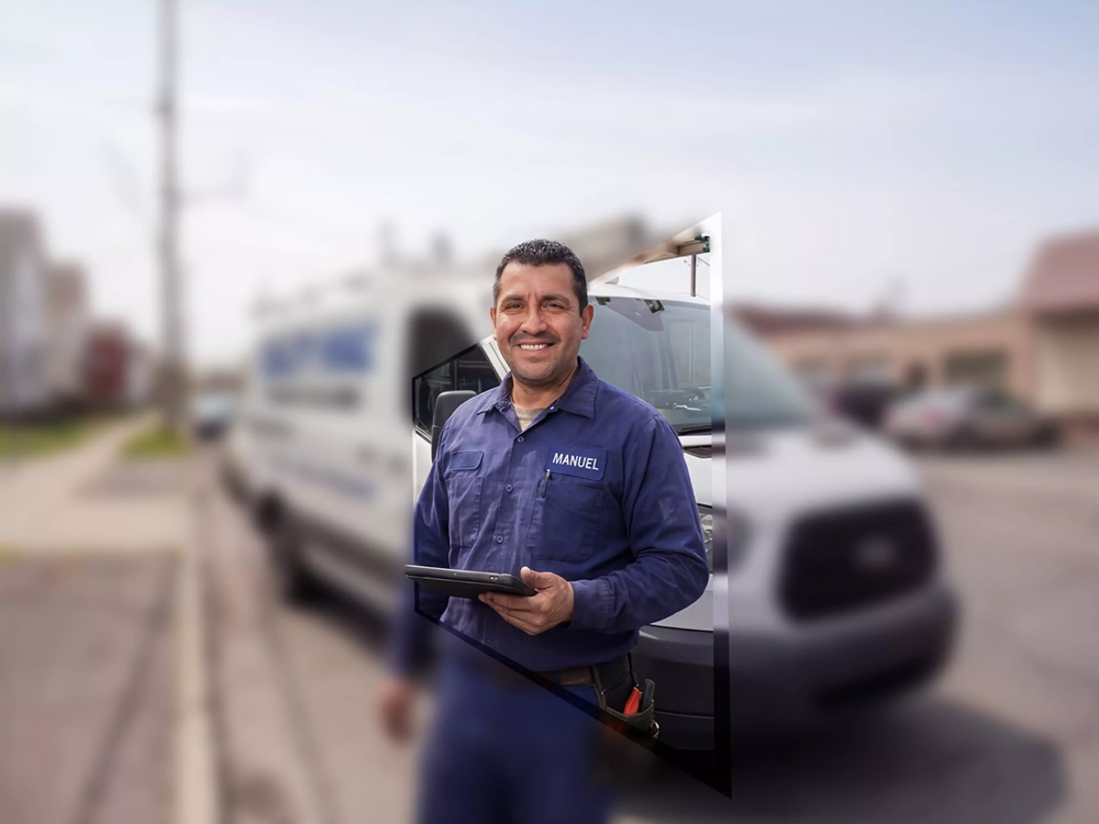 Medarbeider med nettbrett foran servicebil som illustrerer mobil tilgang til informasjon og digitale arbeidsprosesser.