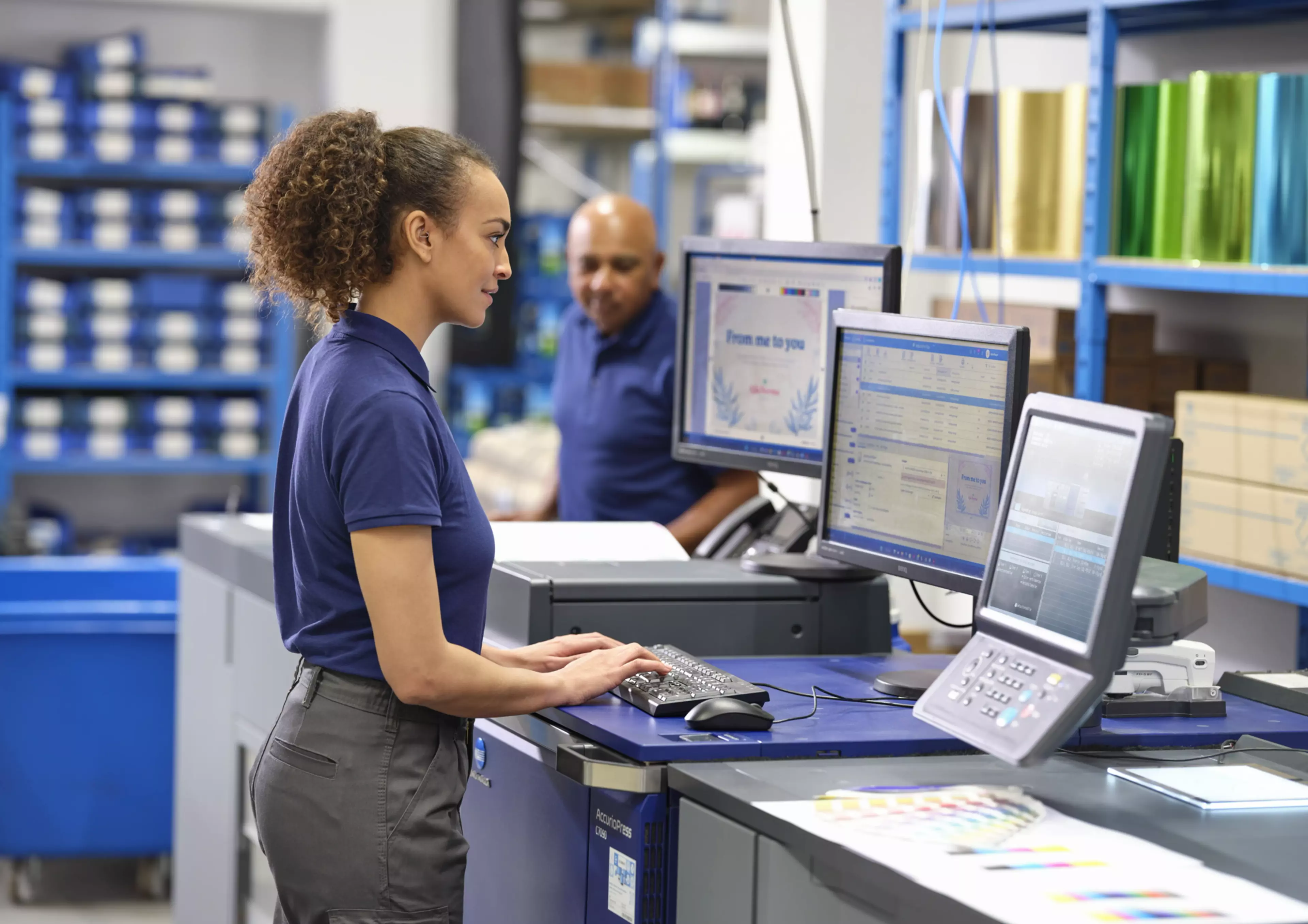 Mujer trabajando en la máquina de un taller de impresión