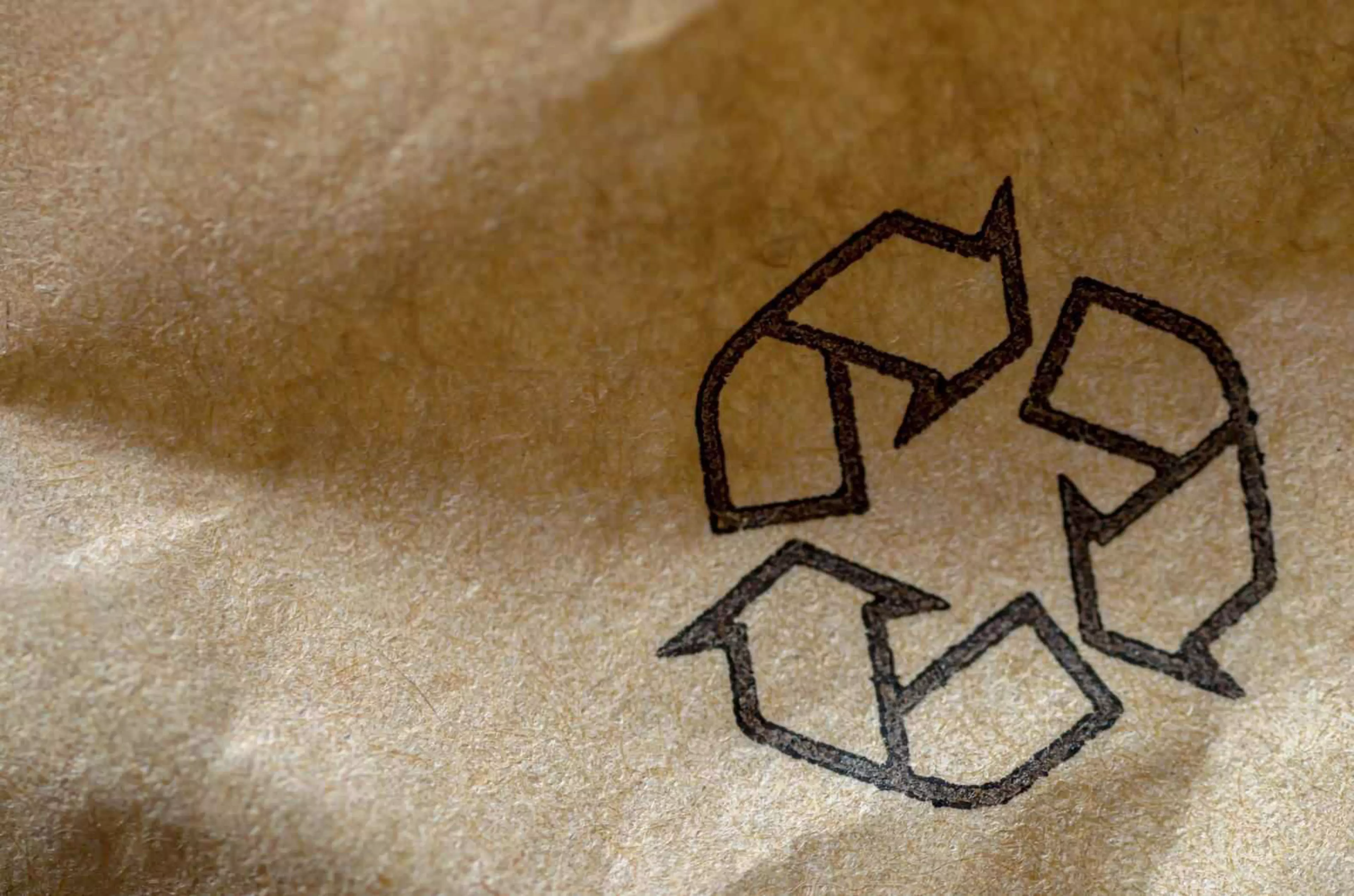 Recycling Logo auf Karton