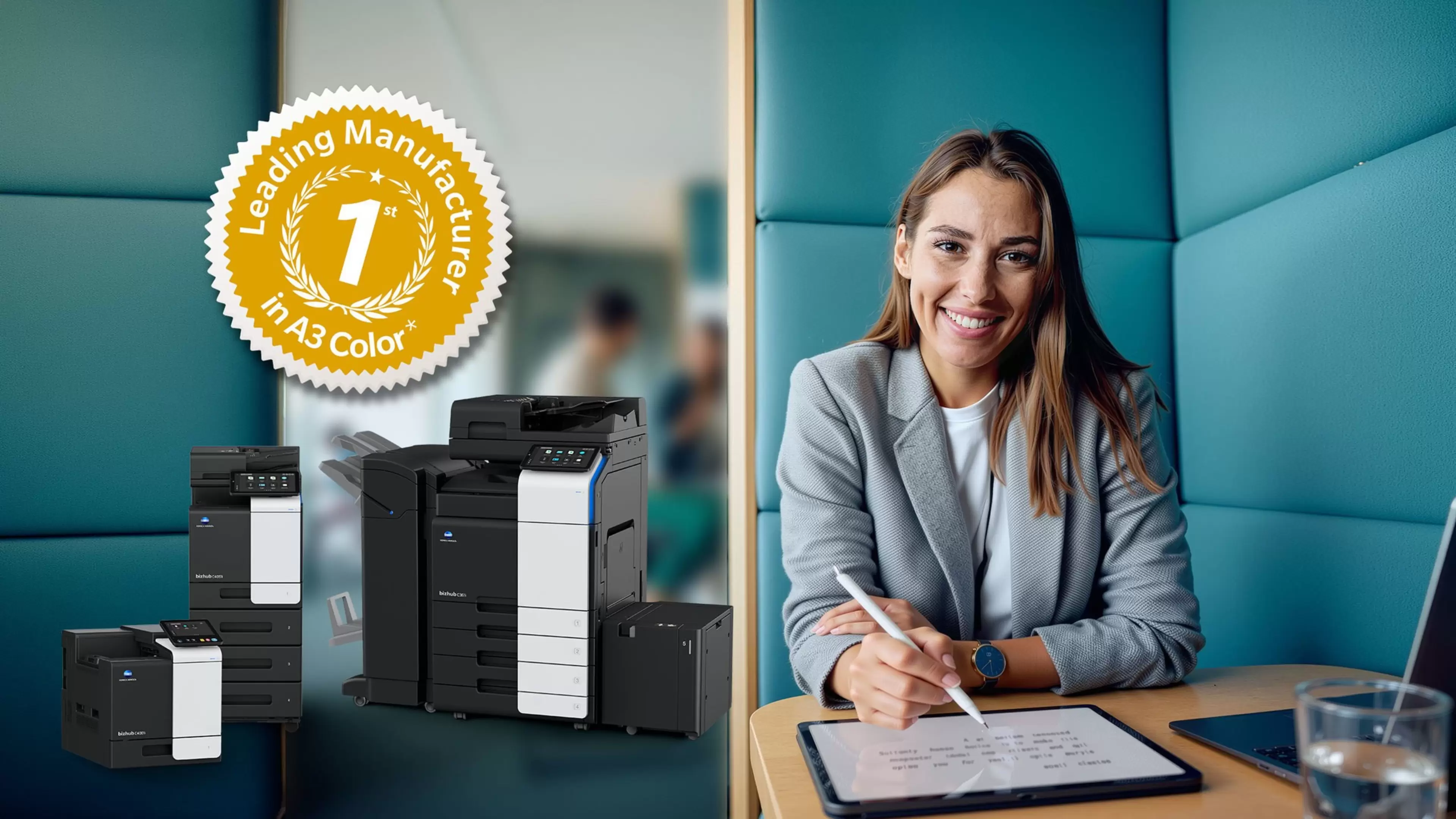 MFP Konica Minolta A3 color con sello de líder. Mujer trabajando en una oficina.
