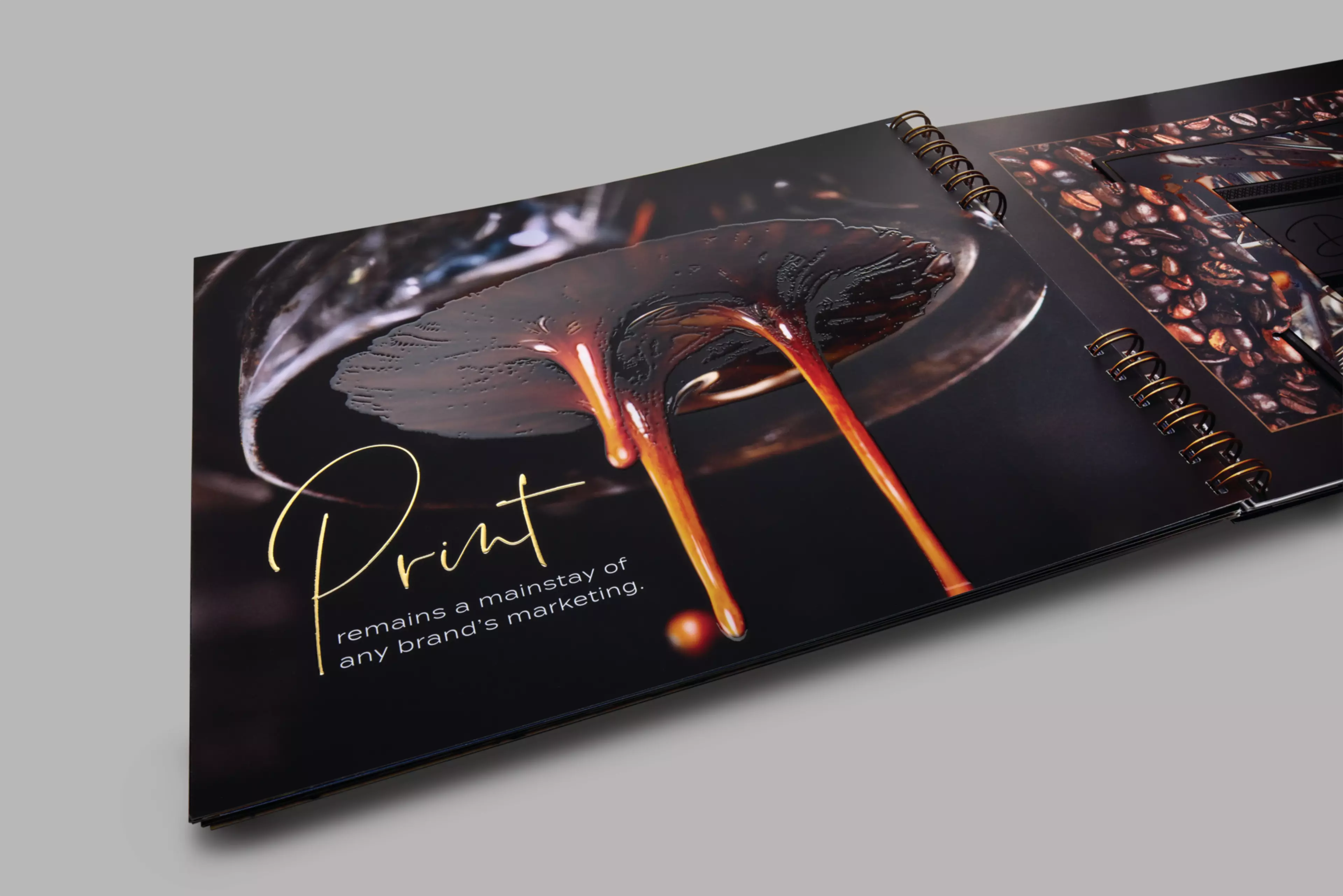 Folioinnilla ja kohdelakkauksella laitat painotuotteet säkenöimään