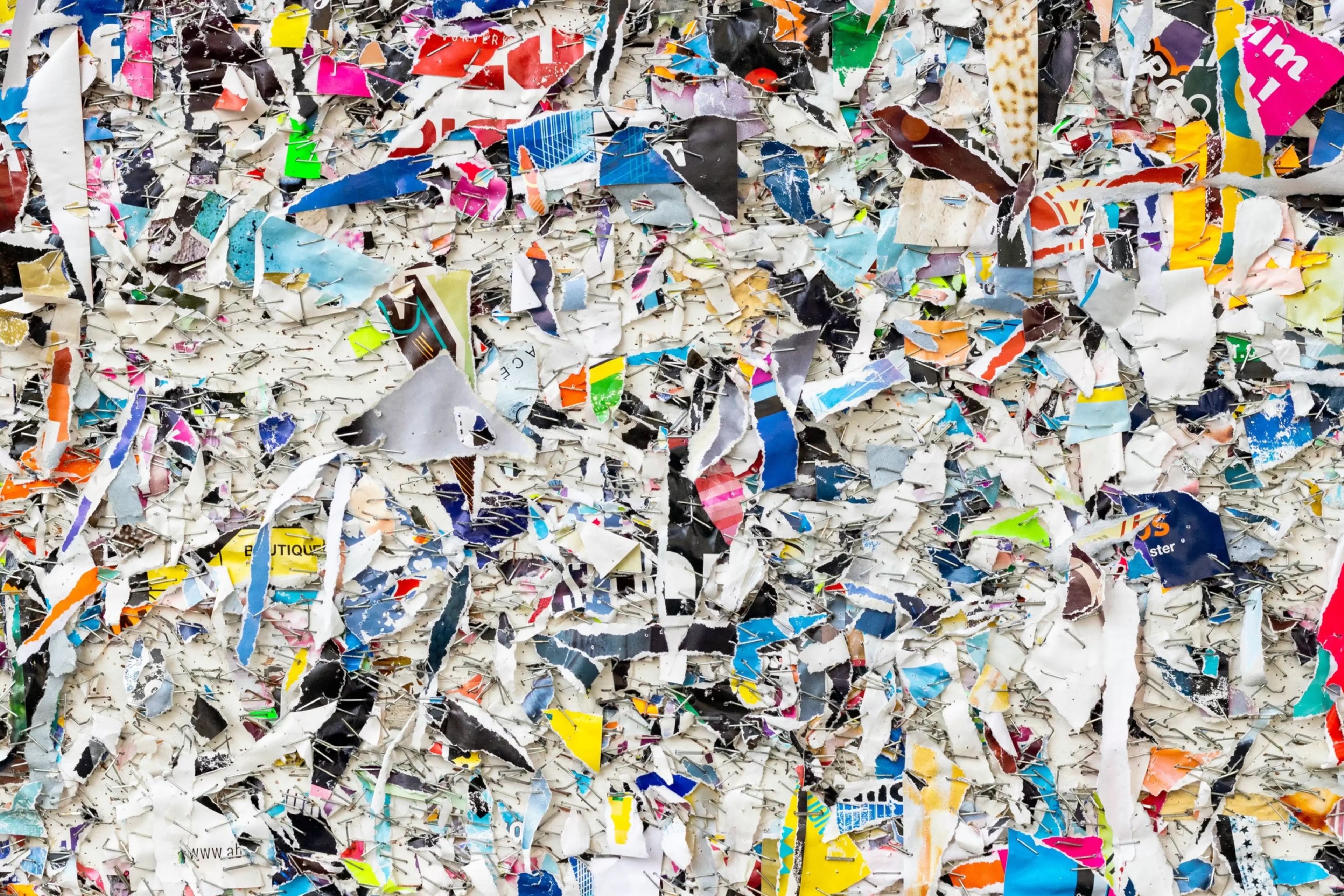 Montaña de papel perdido como merma puesto para reciclar