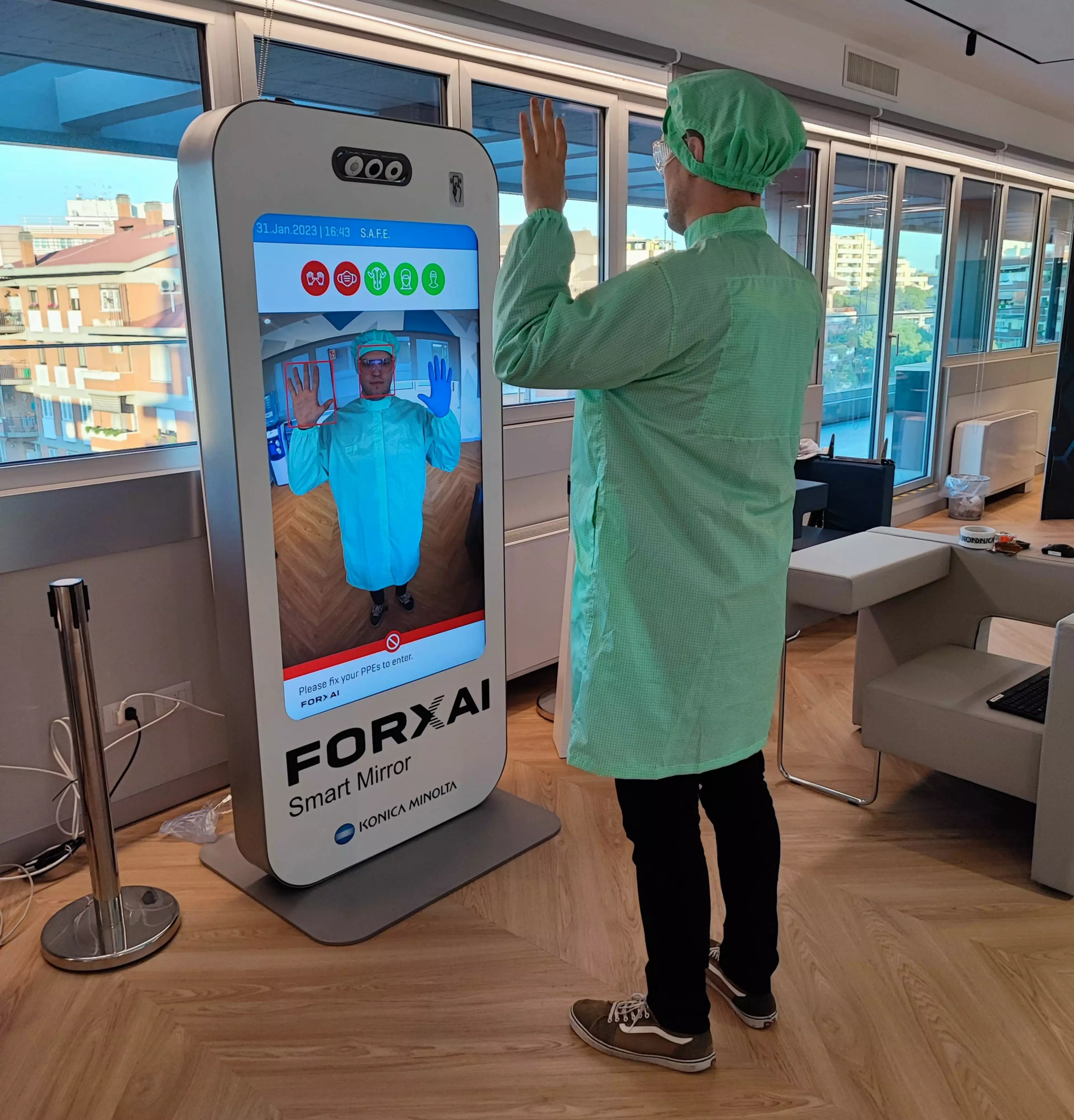 Hombre vestido con EPI frente a un Smart Mirror