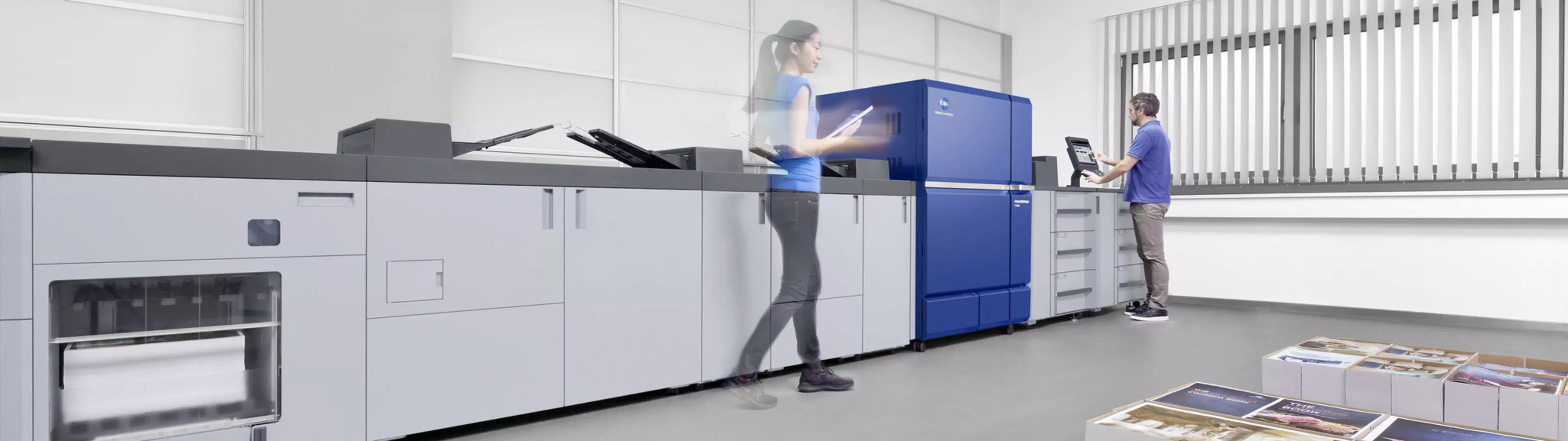Frau vor Konica Minolta AccurioPress