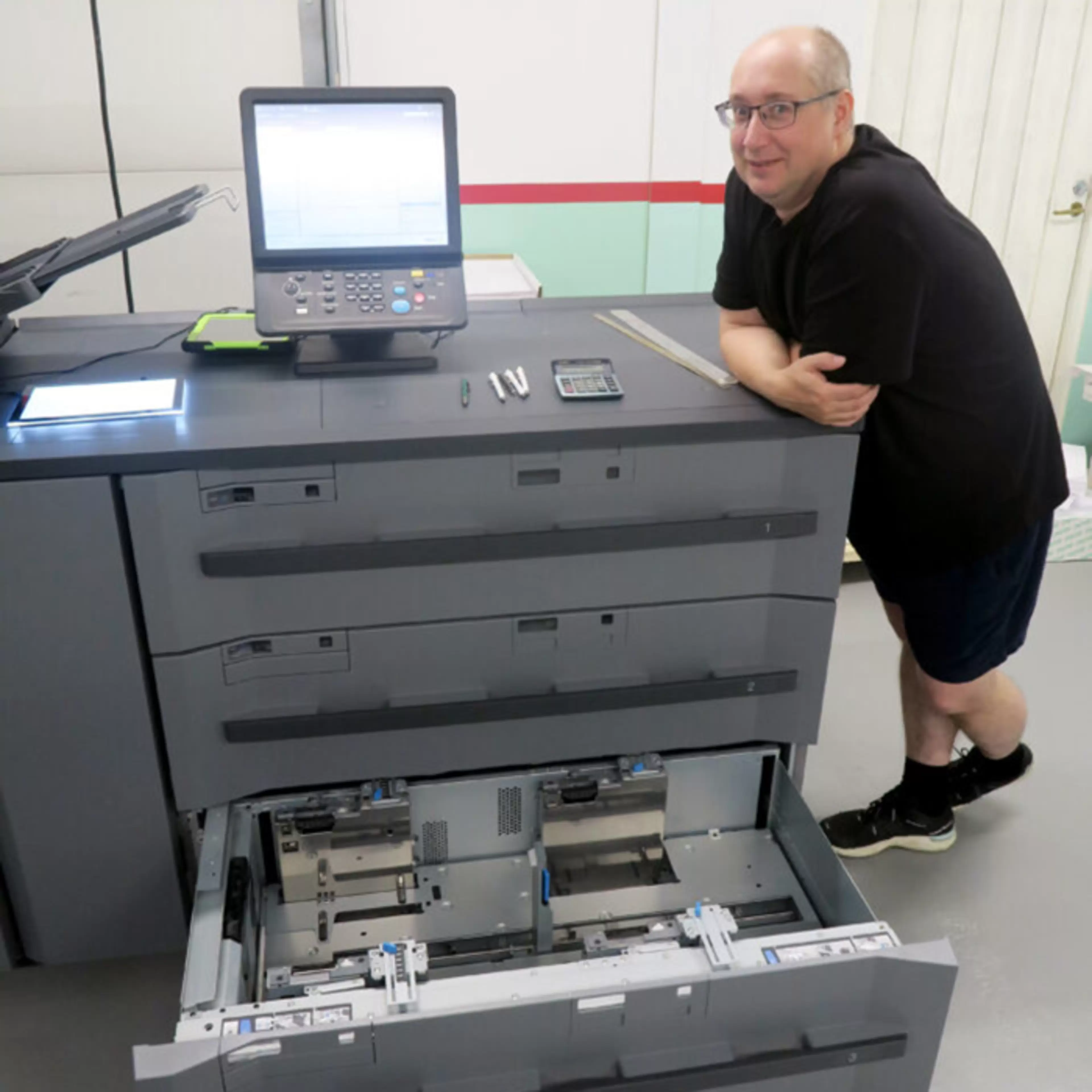 Rannikon Laatupaino Oy investoi Konica Minoltan digipainokoneeseen. Kuvassa tuotannosta vastaava Marko Malkamäki.