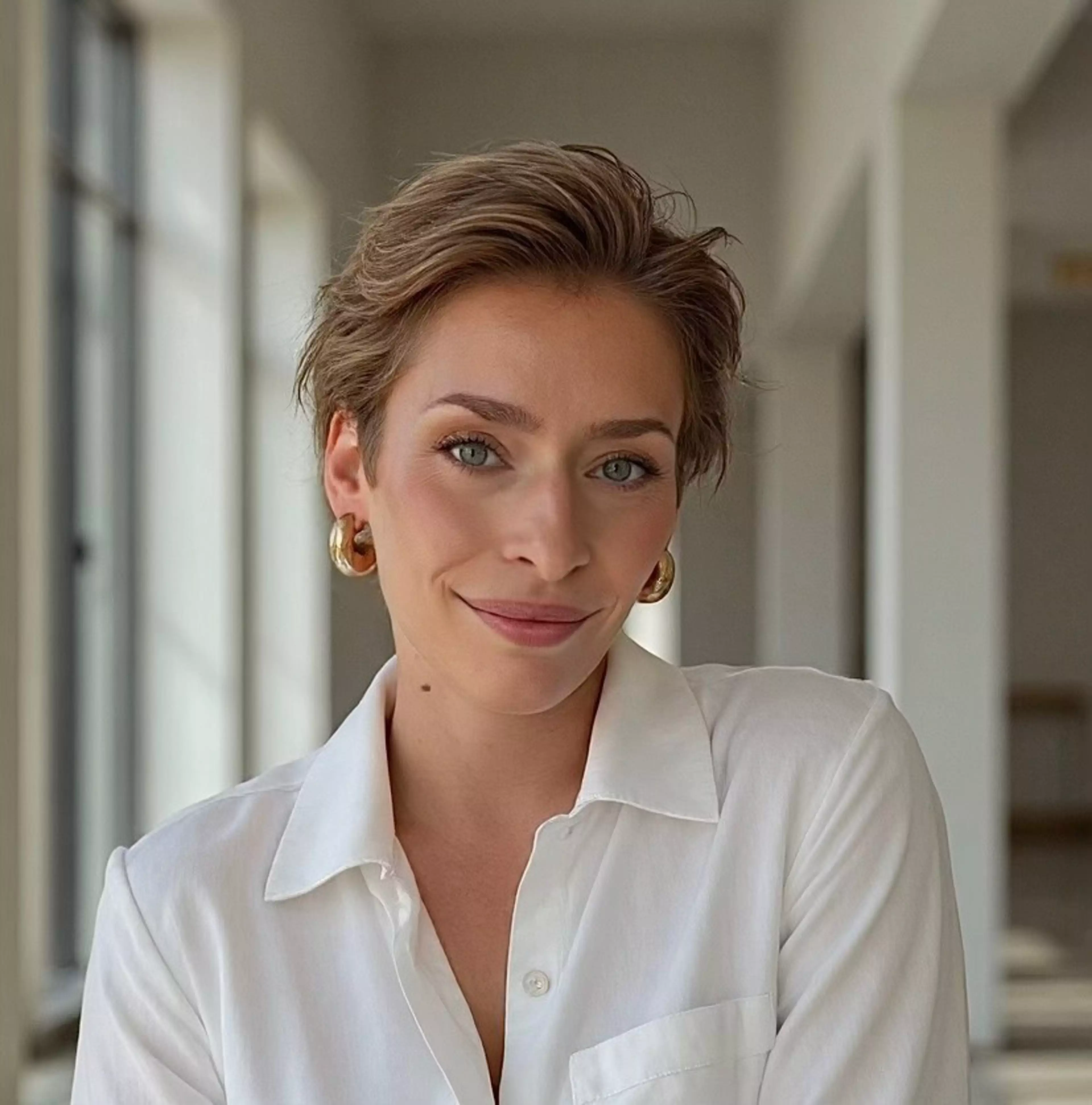 Franca Bargmann, Kampagnenmanagerin bei Konica Minolta, vor hellem Hintergrund