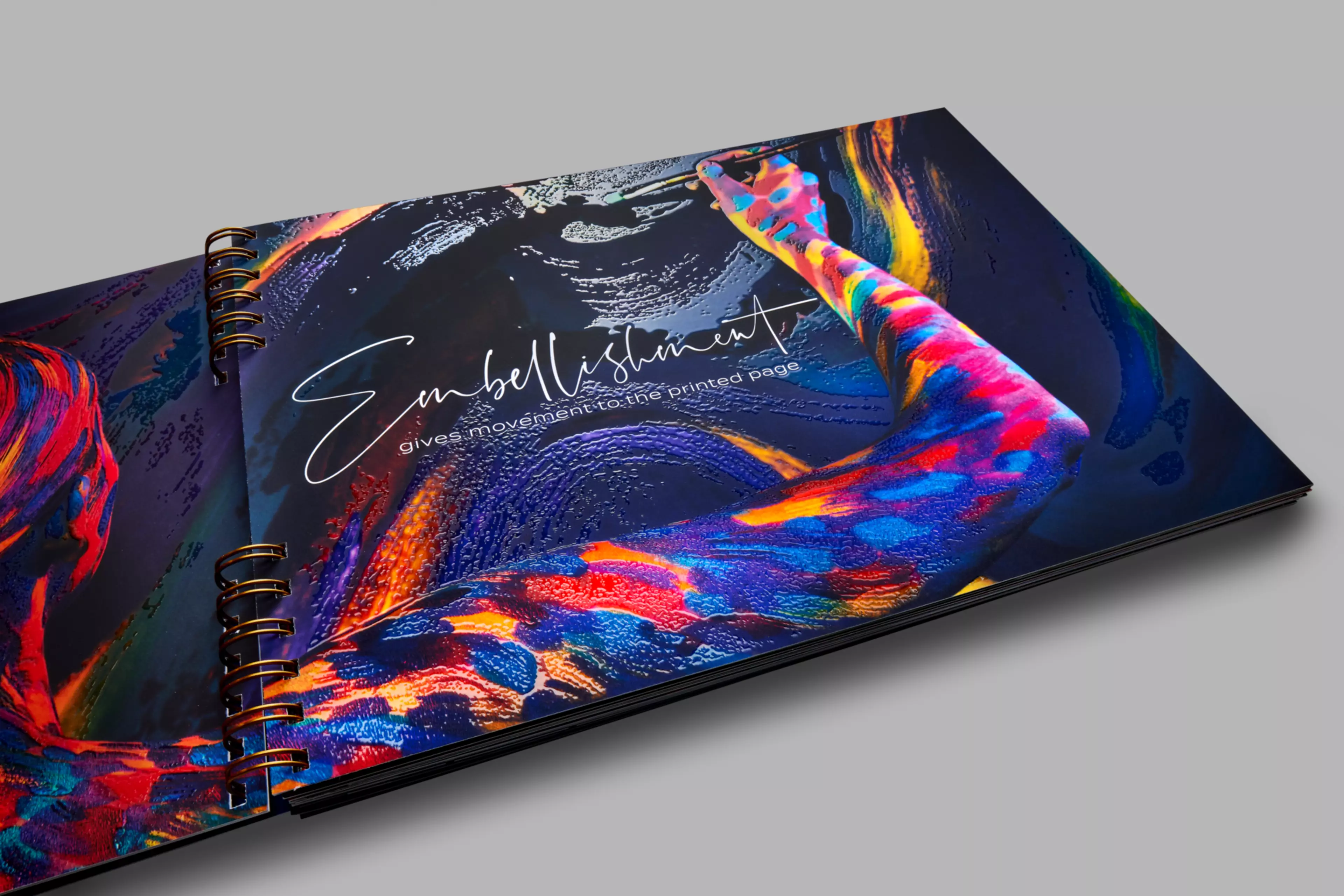 Folioinnilla ja kohdelakkauksella laitat painotuotteet säkenöimään