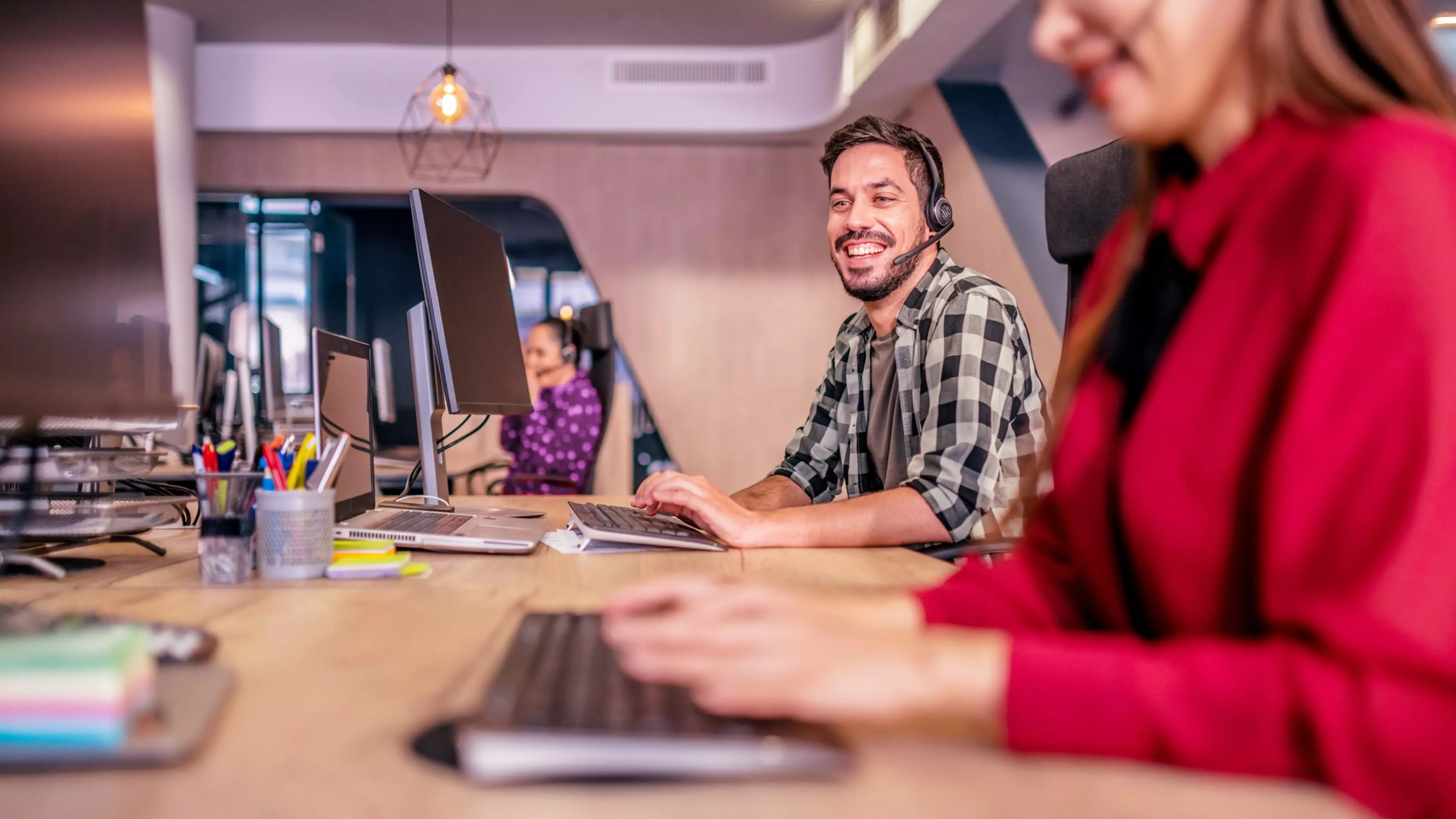 1192079985
DEVELOP,  brand,  brand design,  corporate,  corporate design,  design,  template,  Computer,  Desk,  Electronics,  Furniture,  Human,  Pc,  Person,  Table
1192079985.Smiling customer service representative talking on microphone while working on desktop computer in call centre.