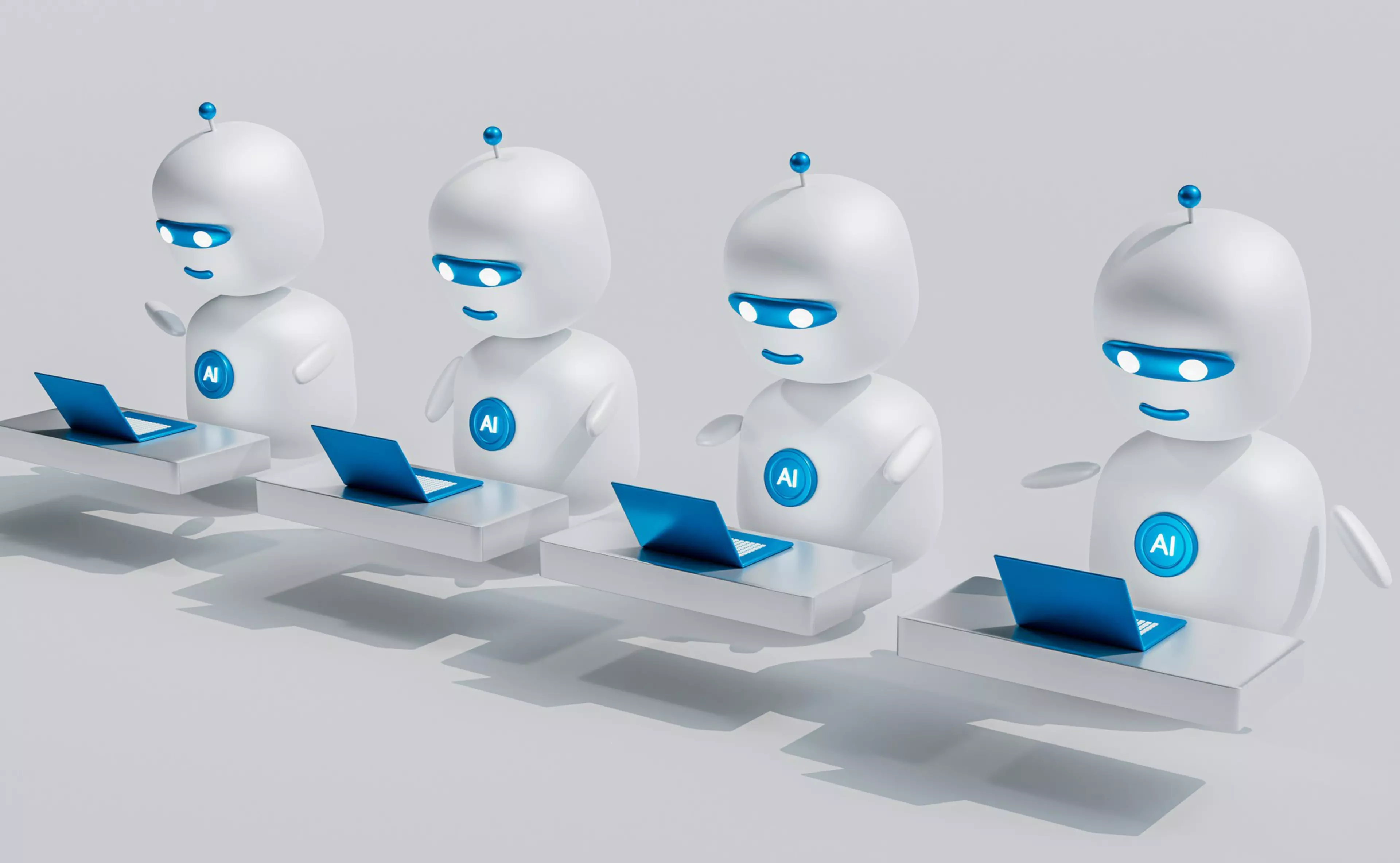 Cuatro robots trabajan en sus ordenadores portátiles