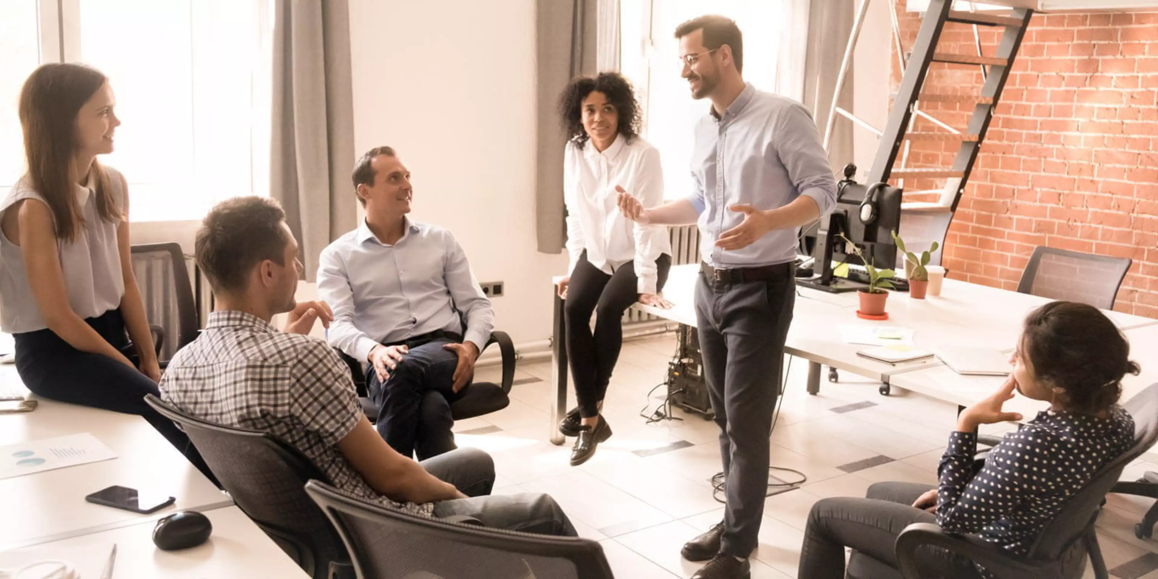 Grupo de personas hablando en una oficina