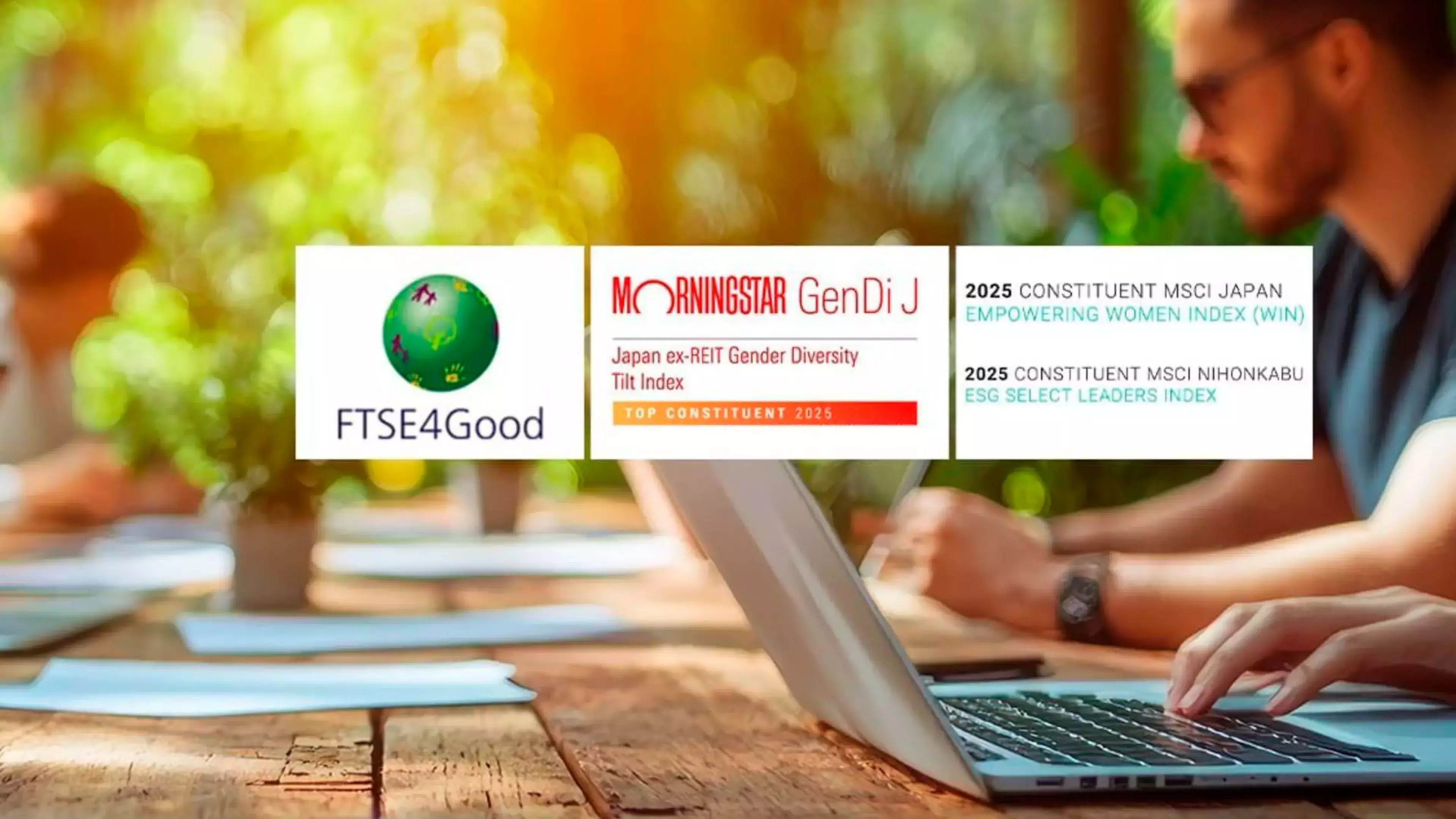 Personas trabajando con ordenadores portátiles sobre una mesa de madera natural con fondo de árboles. Sobreimpresos, los logotipos de FTSE4Good y Morningstar GenDi J.