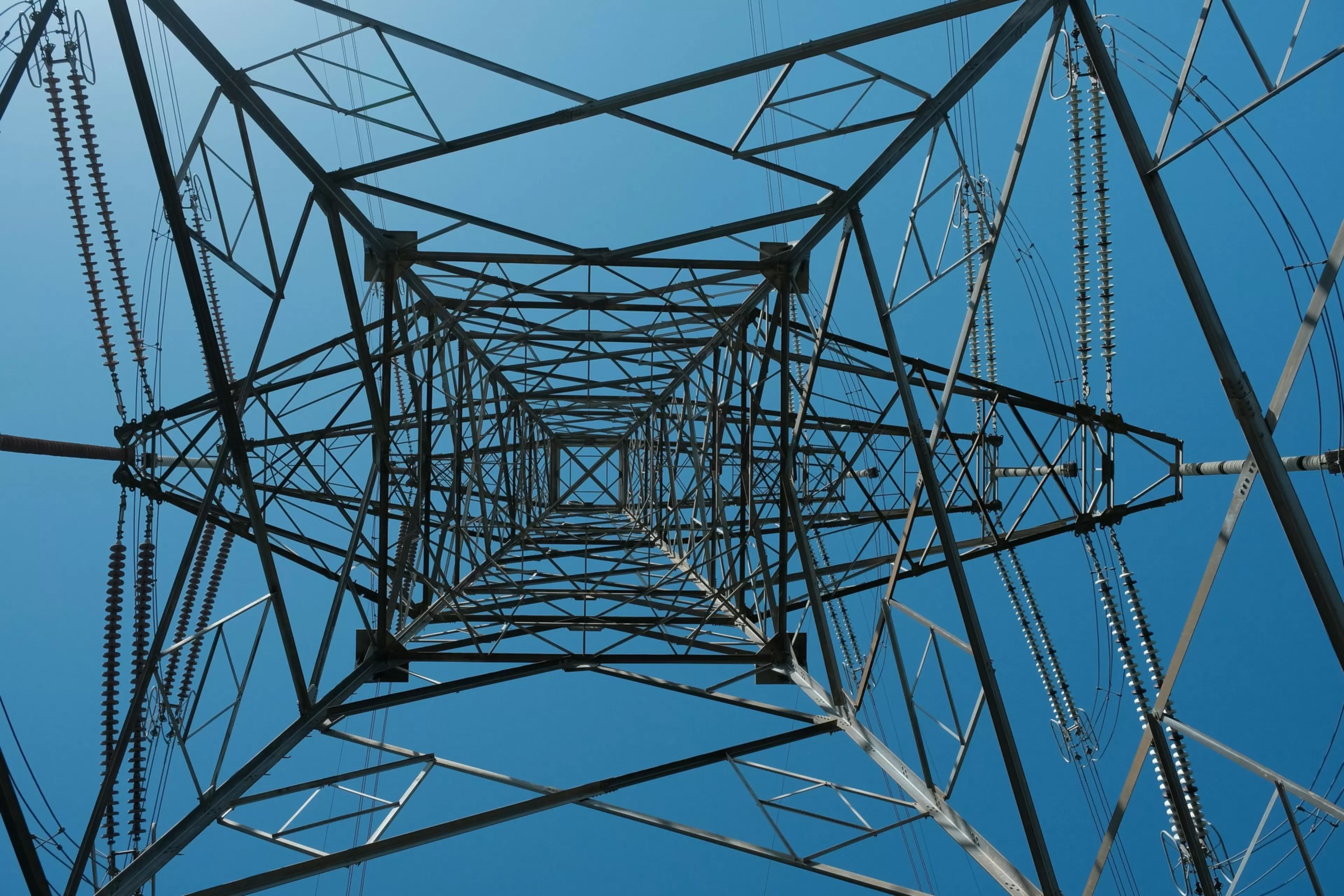 Infraestructuras críticas: Torre de alta tensión vista desde abajo