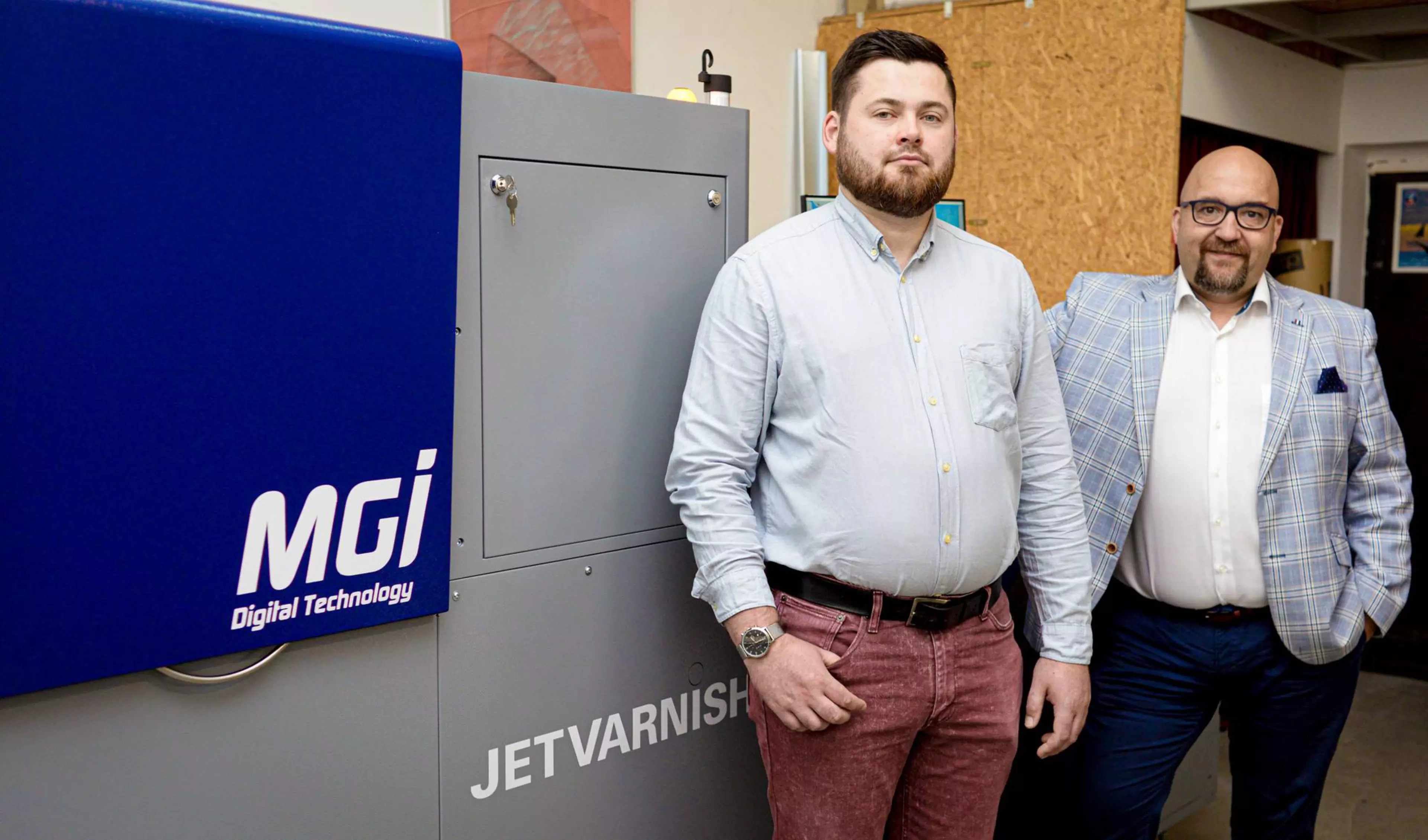 PrintONE – od wizytówki po artystyczną książkę, czyli pierwsze w Polsce wdrożenie urządzania MGI JetVarnish 3D OneImgCarousel2