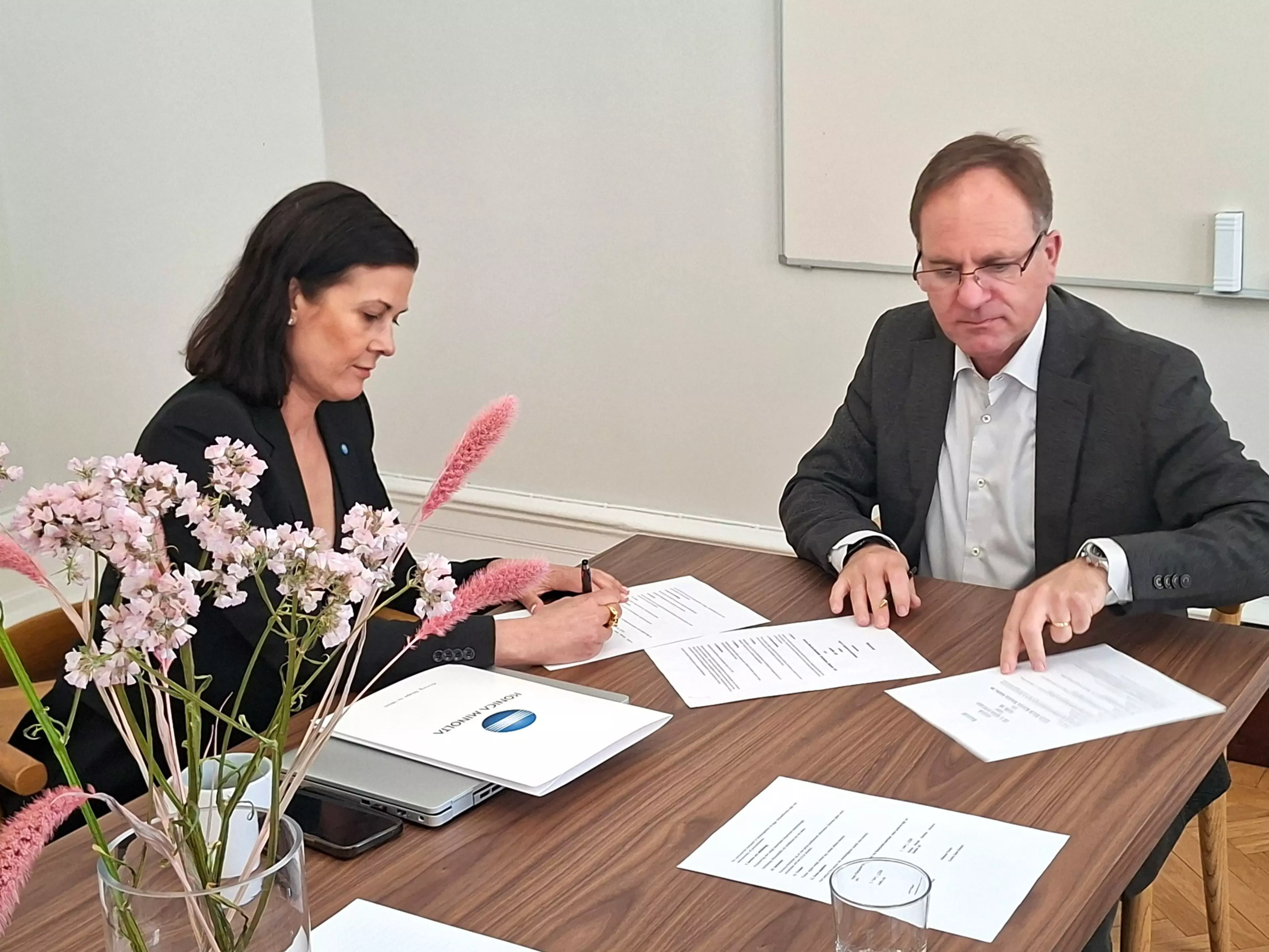 Avtalssignering Rebecca Thoren Konica MInolta, Jan Veres JustNu