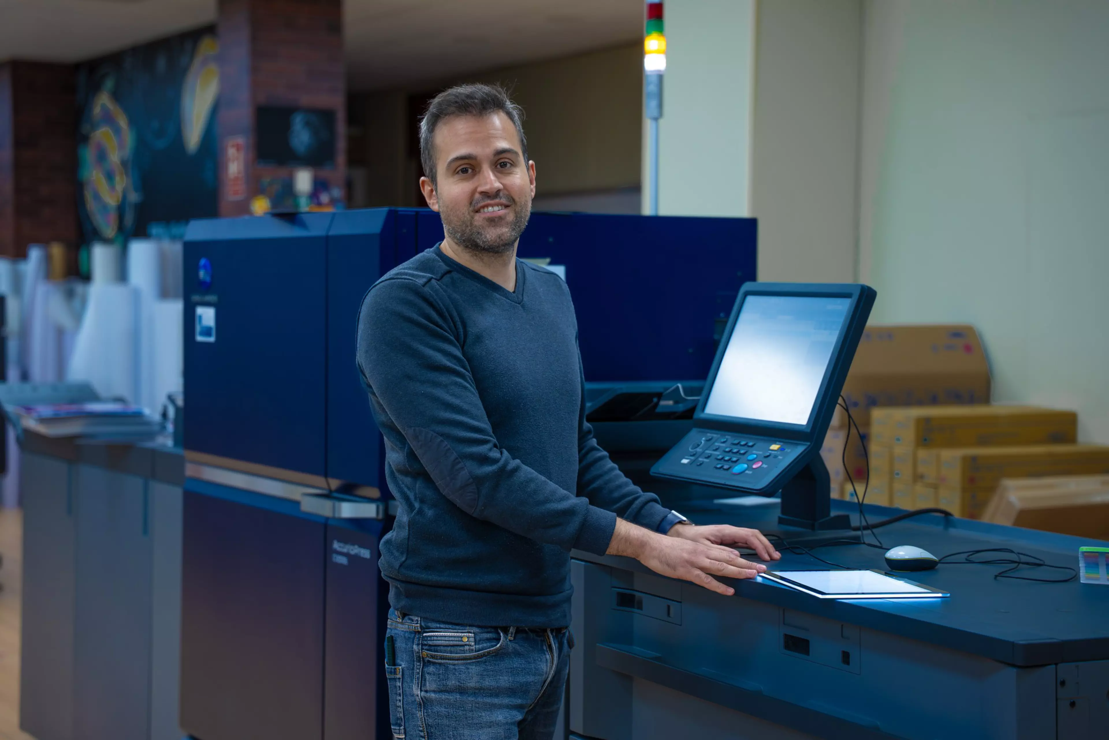 Daniel Tejero, de Marte Impresiones, trabajando frente a una de las máquinas Konica Minolta