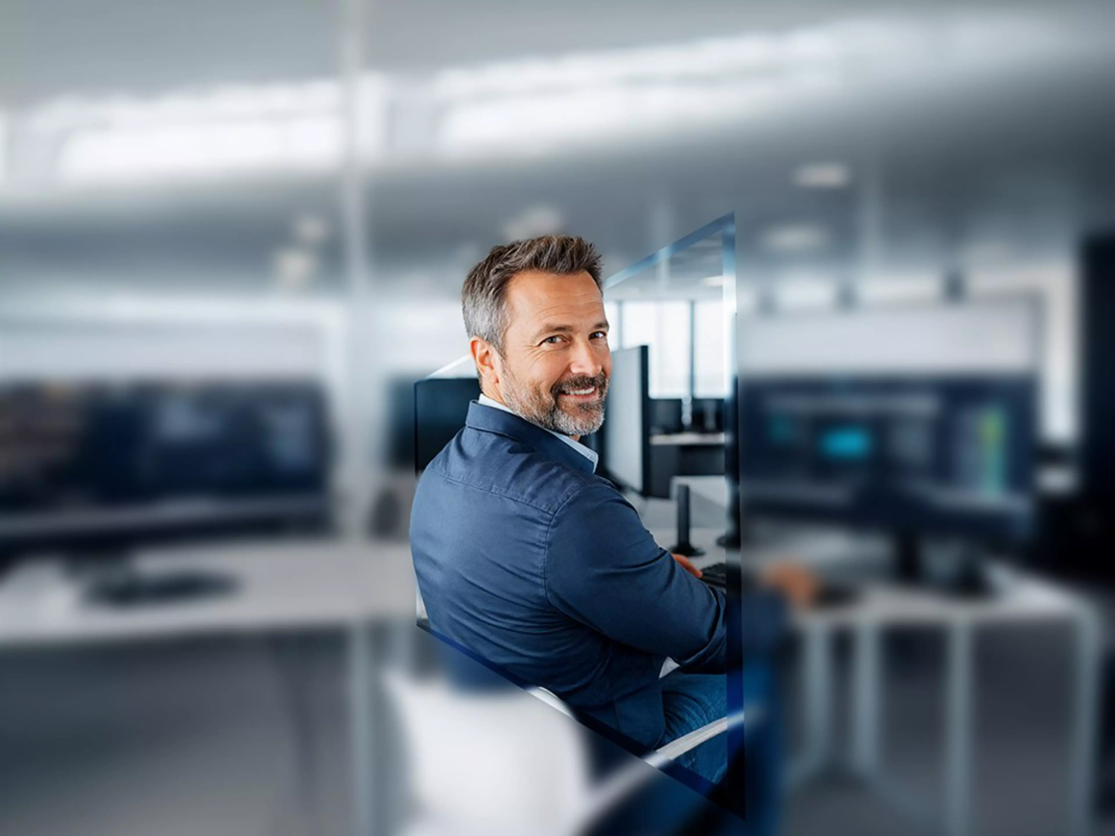 Person ved arbeidsstasjon som illustrerer tilgang til informasjon, dokumenter og virksomhetskritisk kunnskap.