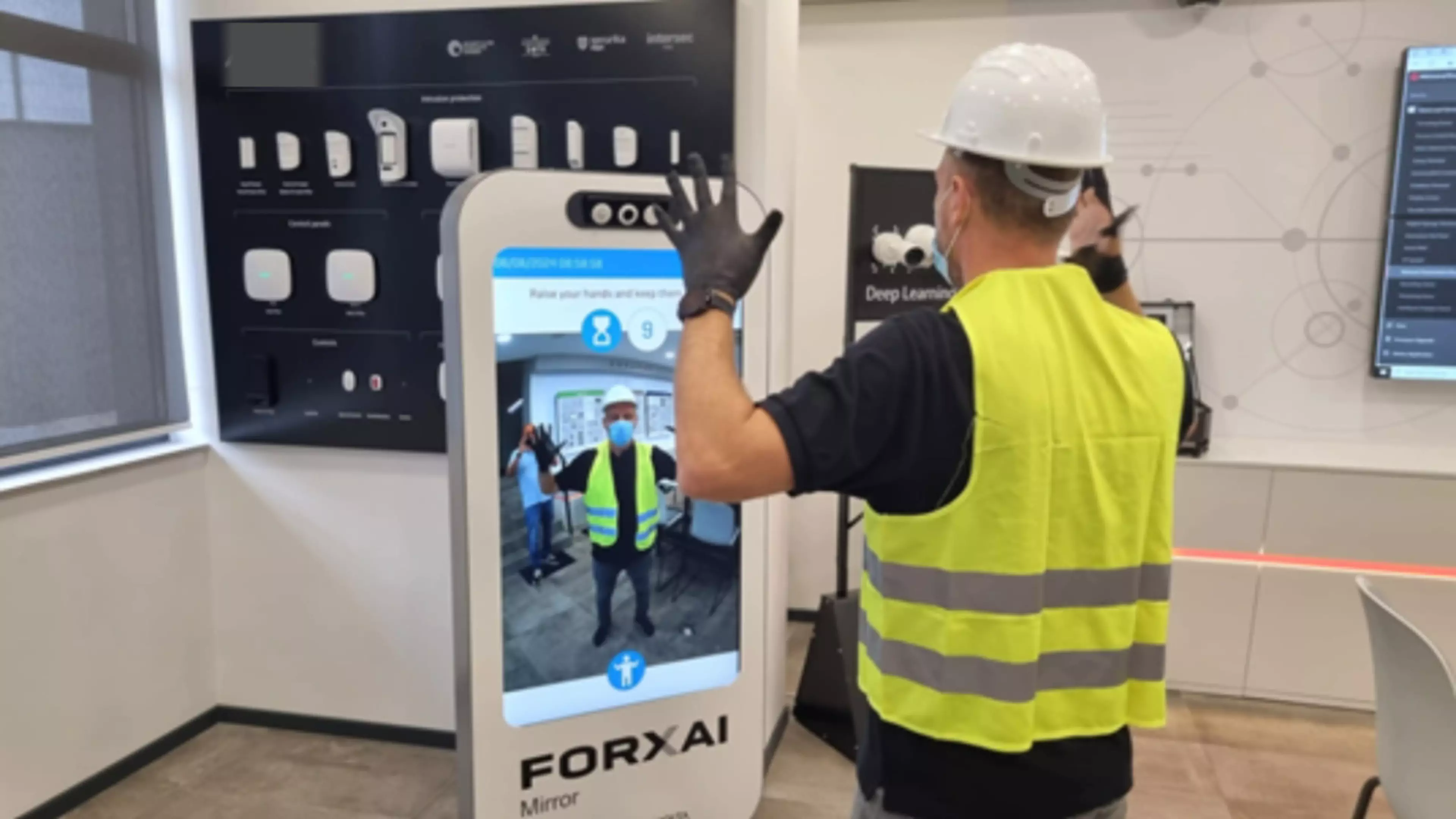 Utilizando FORXAI Mirror con chaleco, casco, guantes y mascarilla