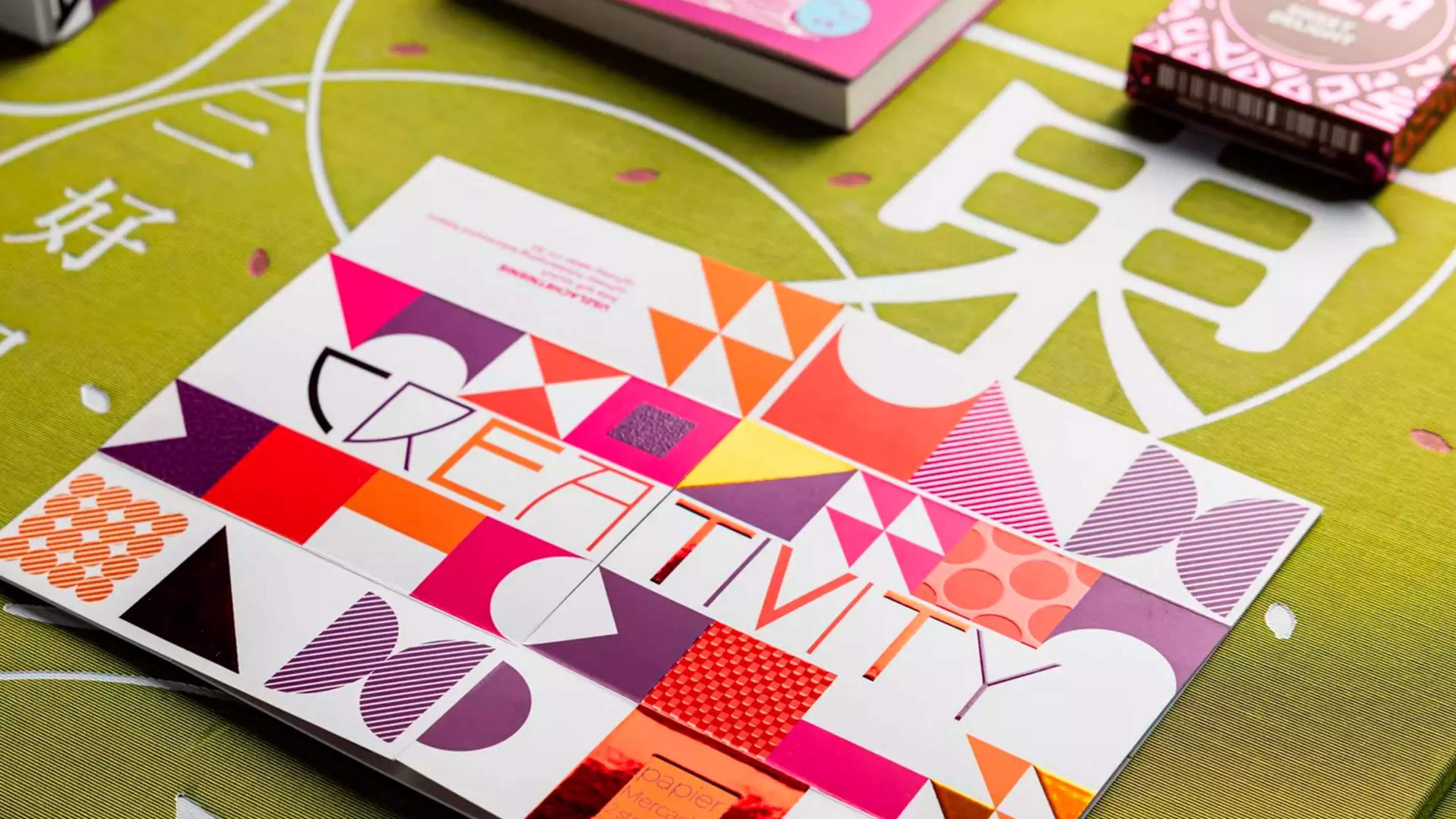 Juego de mesa impreso en una imprenta Konica Minolta en el que aparece la palabra CREATIVITY