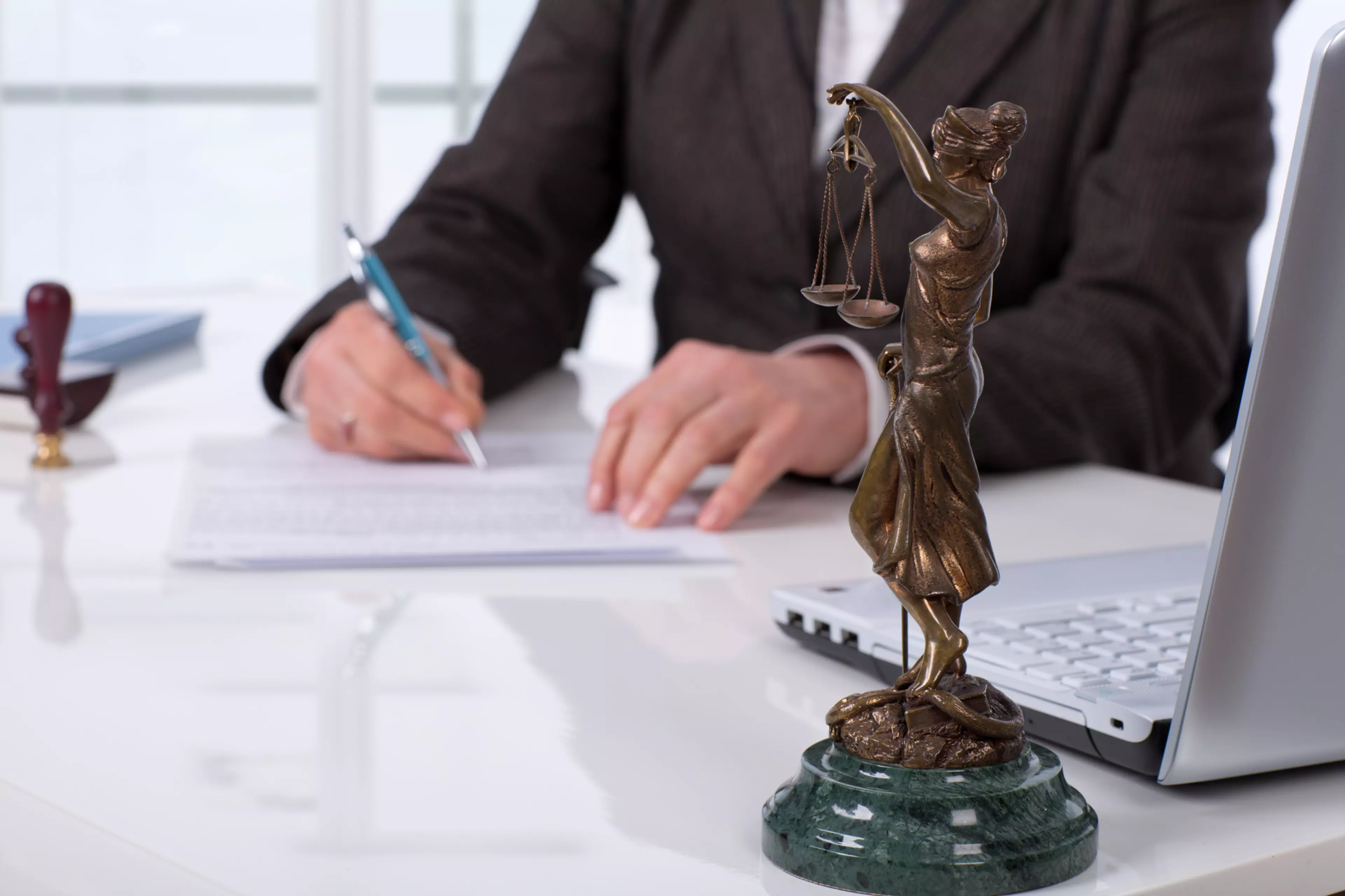 Hombre de leyes firmando un documento