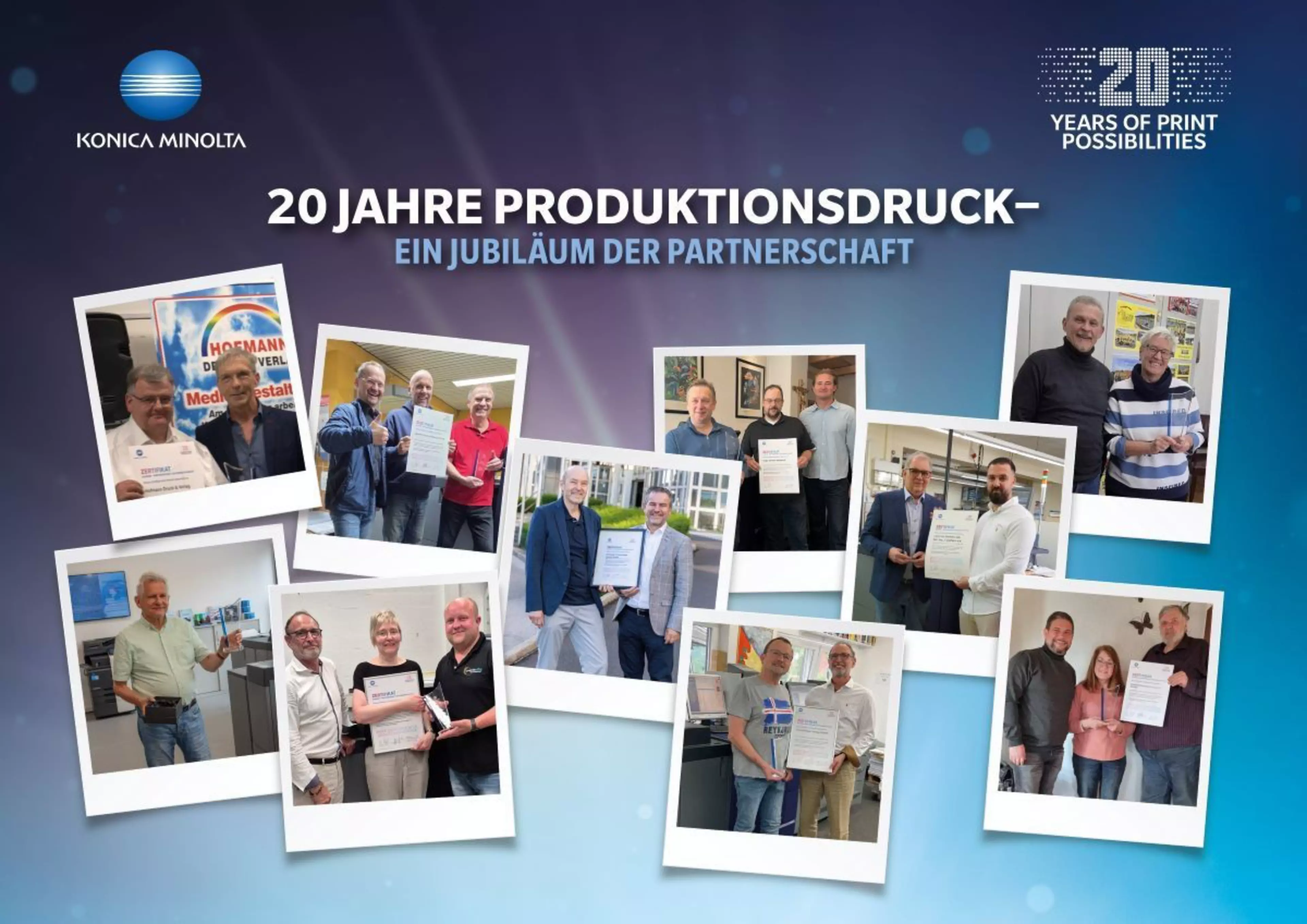 Eine Collage aus zehn Fotos zeigt verschiedene Personen, die stolz Zertifikate und Urkunden in die Kamera halten. Über der Collage steht in großer weißer Schrift "20 JAHRE PRODUKTIONSDRUCK – EIN JUBILÄUM DER PARTNERSCHAFT". Oben links ist das Konica Minolta Logo zu sehen, und oben rechts ein Jubiläumslogo mit "20 YEARS OF PRINT POSSIBILITIES". Die Bilder zeigen Menschen in verschiedenen Büroumgebungen und vor Druckmaschinen, die die Auszeichnungen entgegennehmen. Das gesamte Design ist auf einem blauen Hintergrund gestaltet.