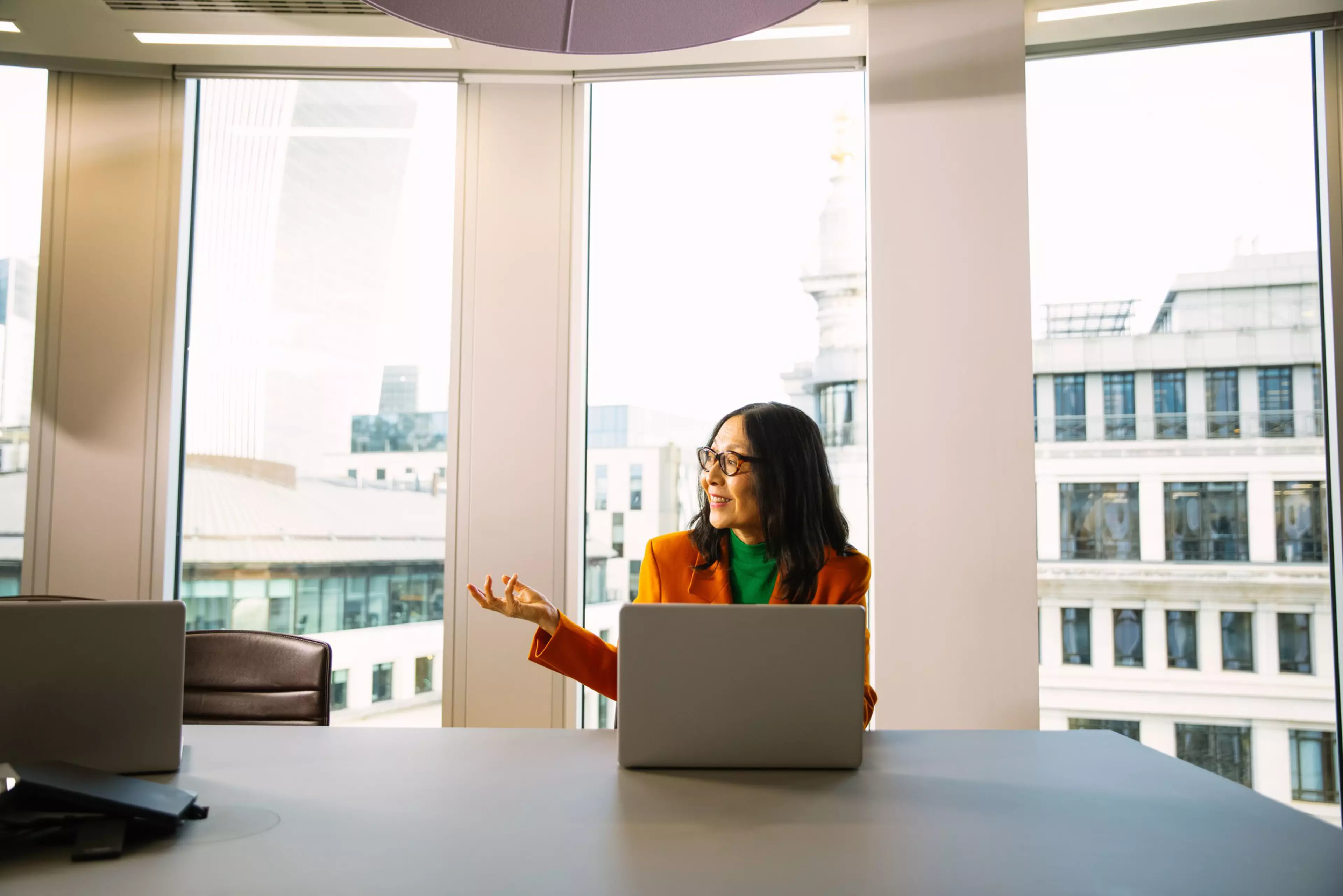 Directiva en una sala de reuniones, con su ordenador portátil