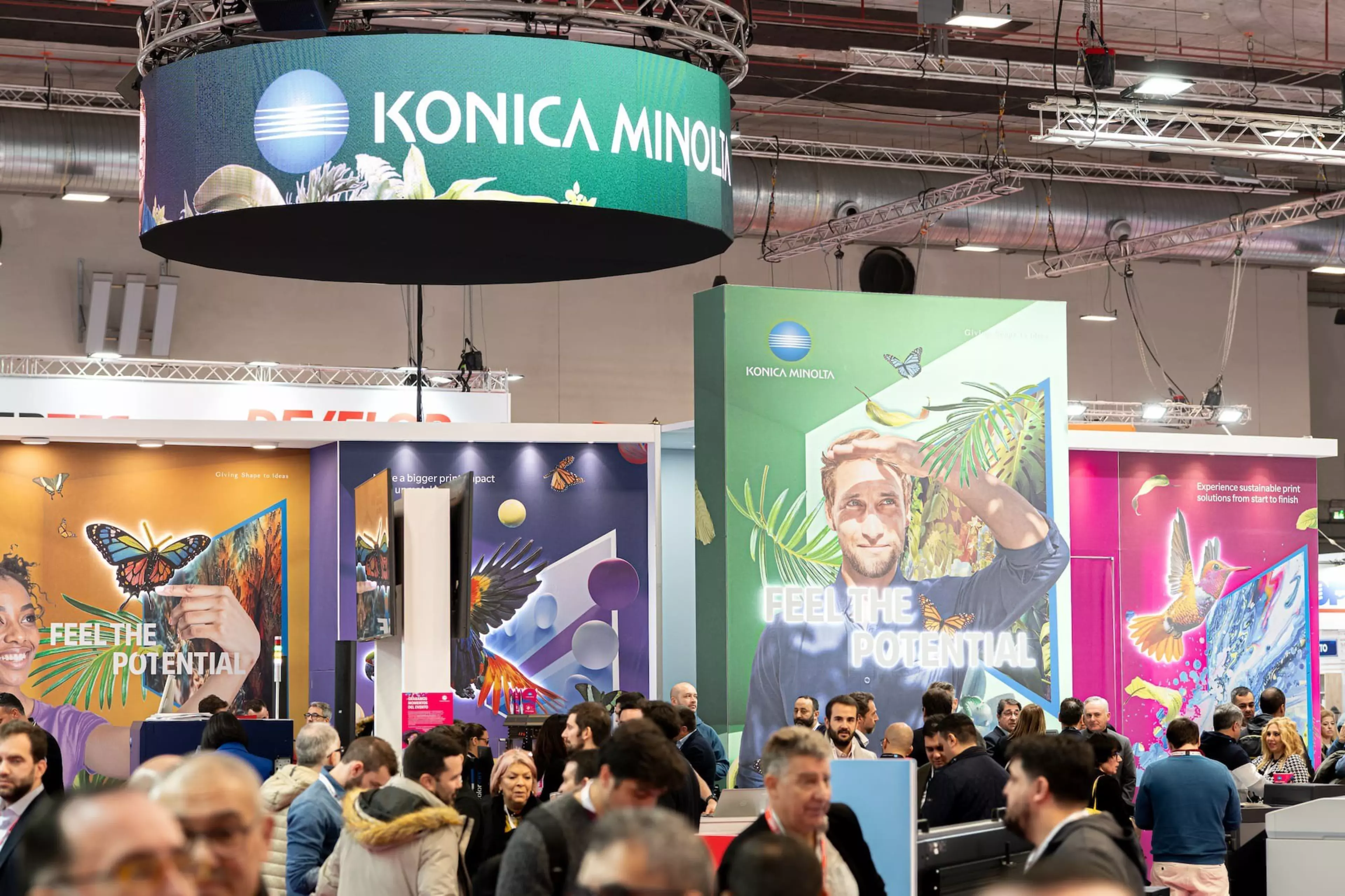 Stand de Konica Minolta en C!Print Madrid 2026 con un montón de público visitándolo