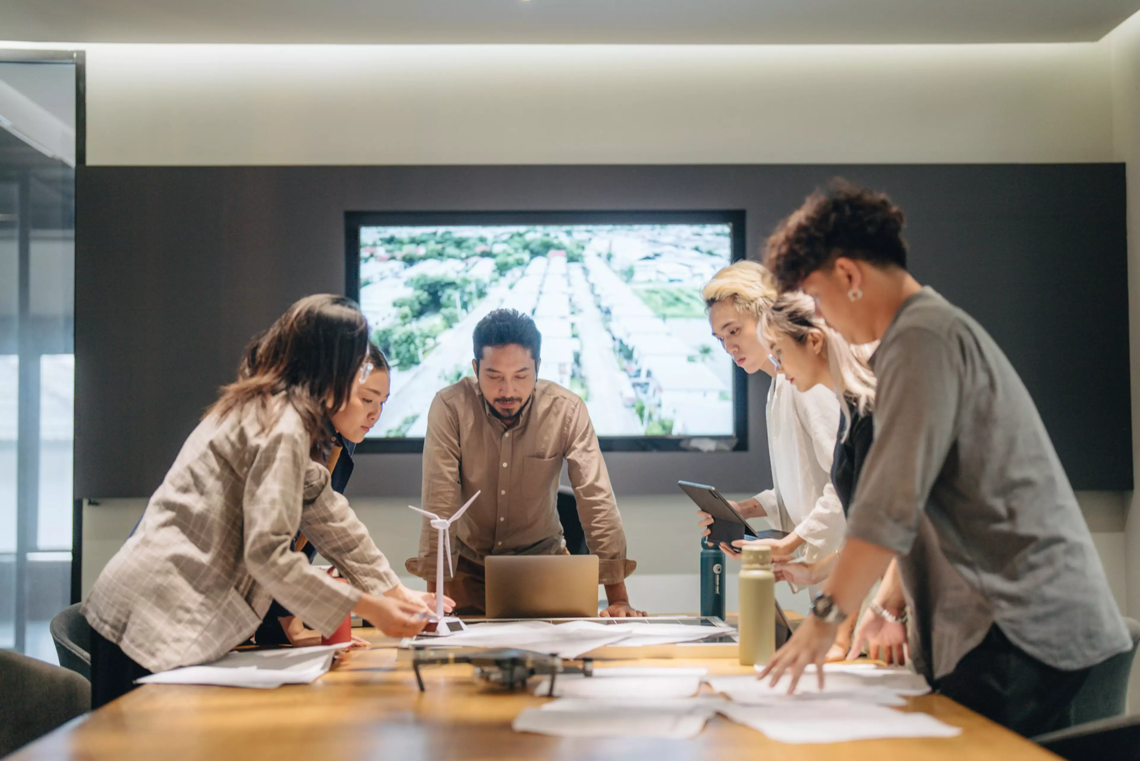 Business people is talking about new project in the meeting room. Team is standing around a table and listening their manager carefully.
1443557935