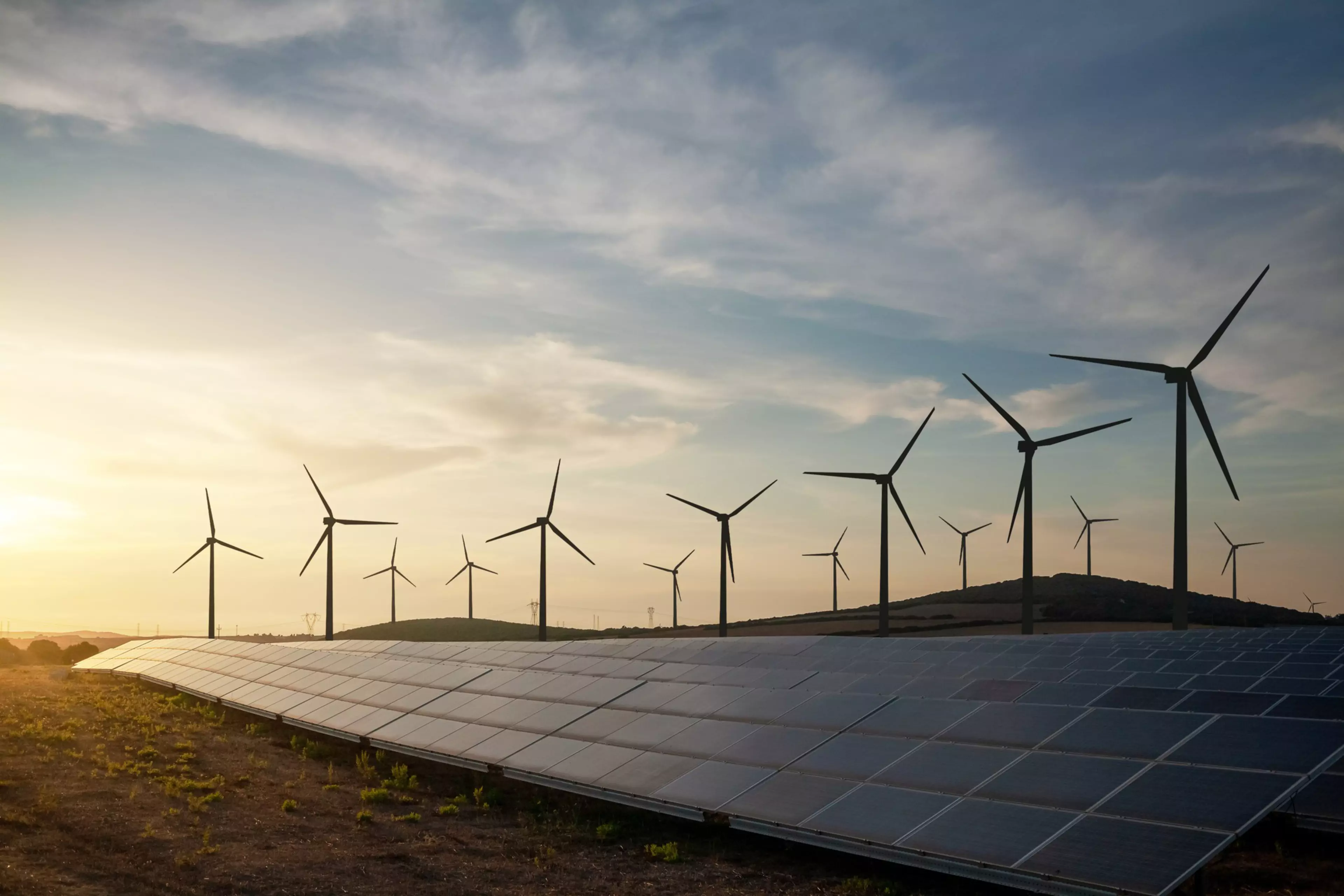 Campo de aerogeneradores y paneles solares