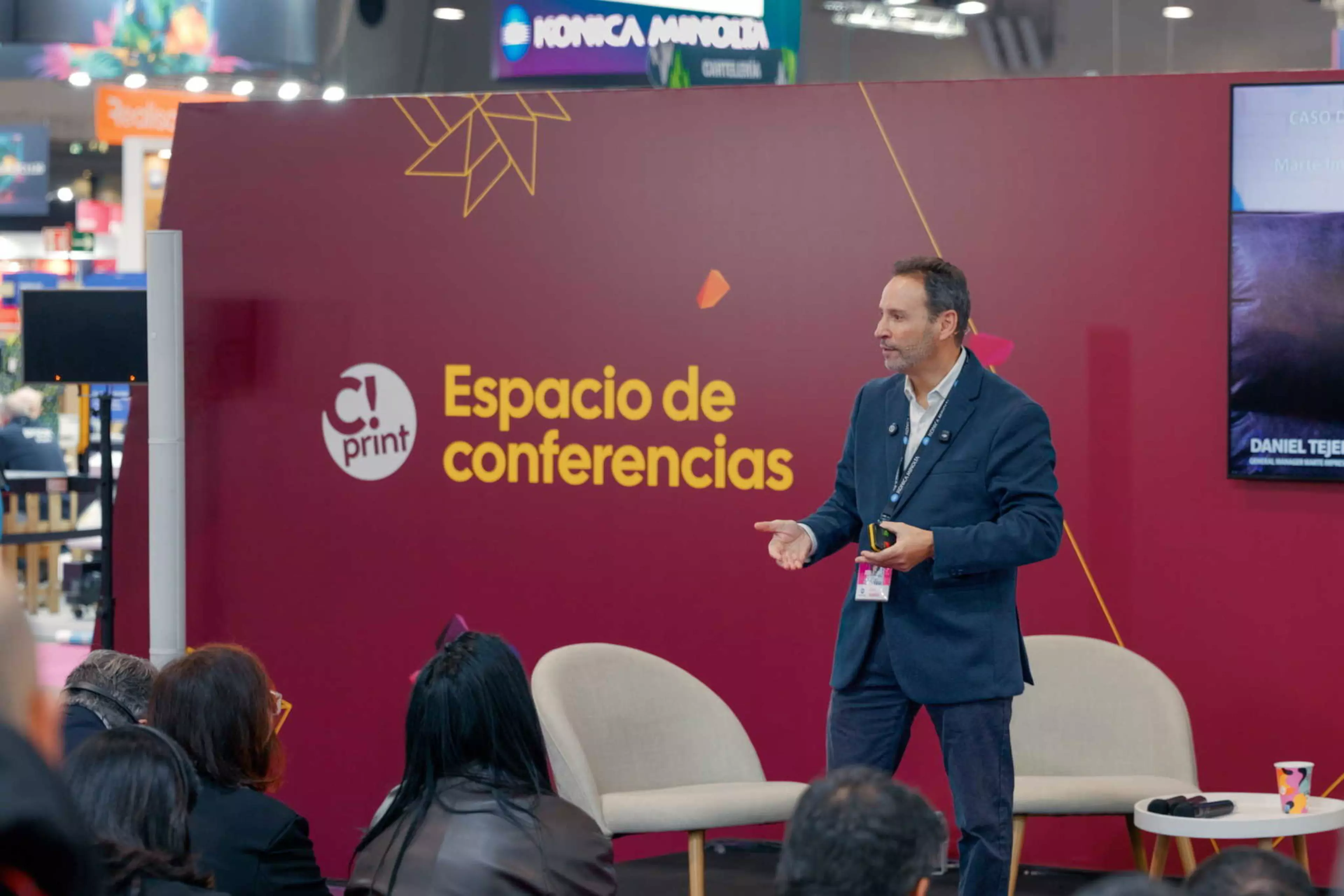 Rafael Alvariño, jefe de producto de Impresión Profesional de Konica Minolta, ofrece una ponencia en C!Print Madrid 2026