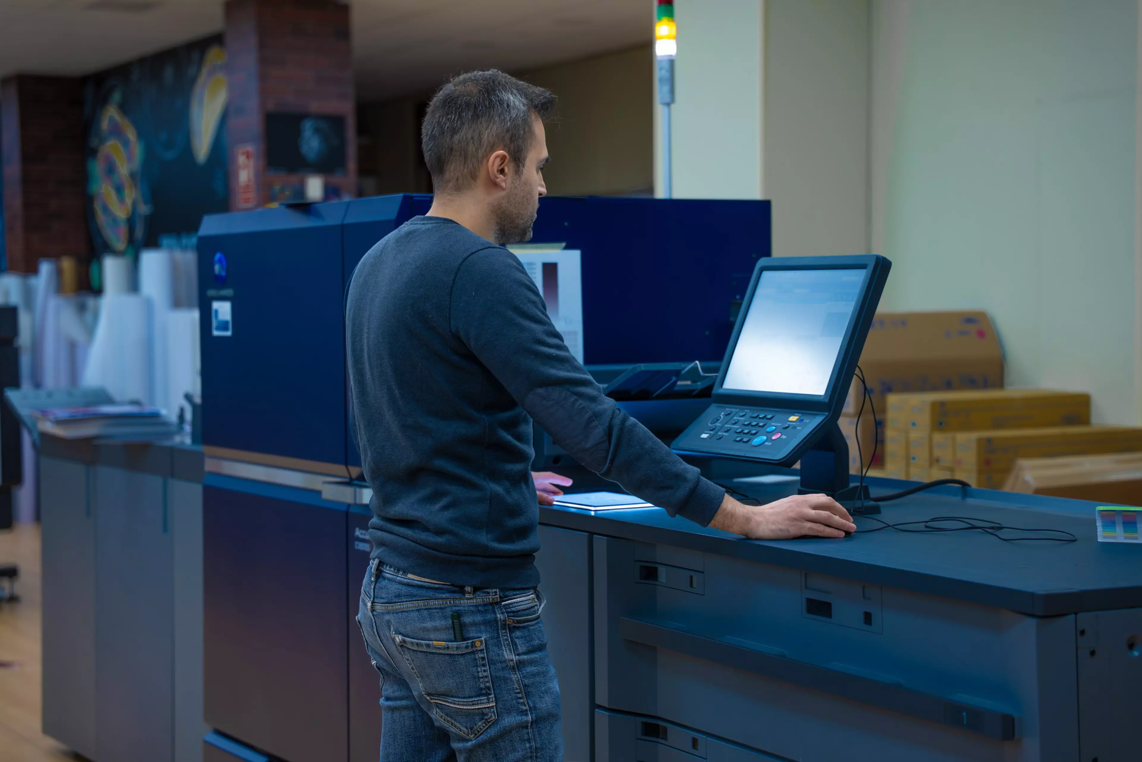 Daniel Tejero, de Marte Impresiones, trabajando frente a una de las máquinas Konica Minolta