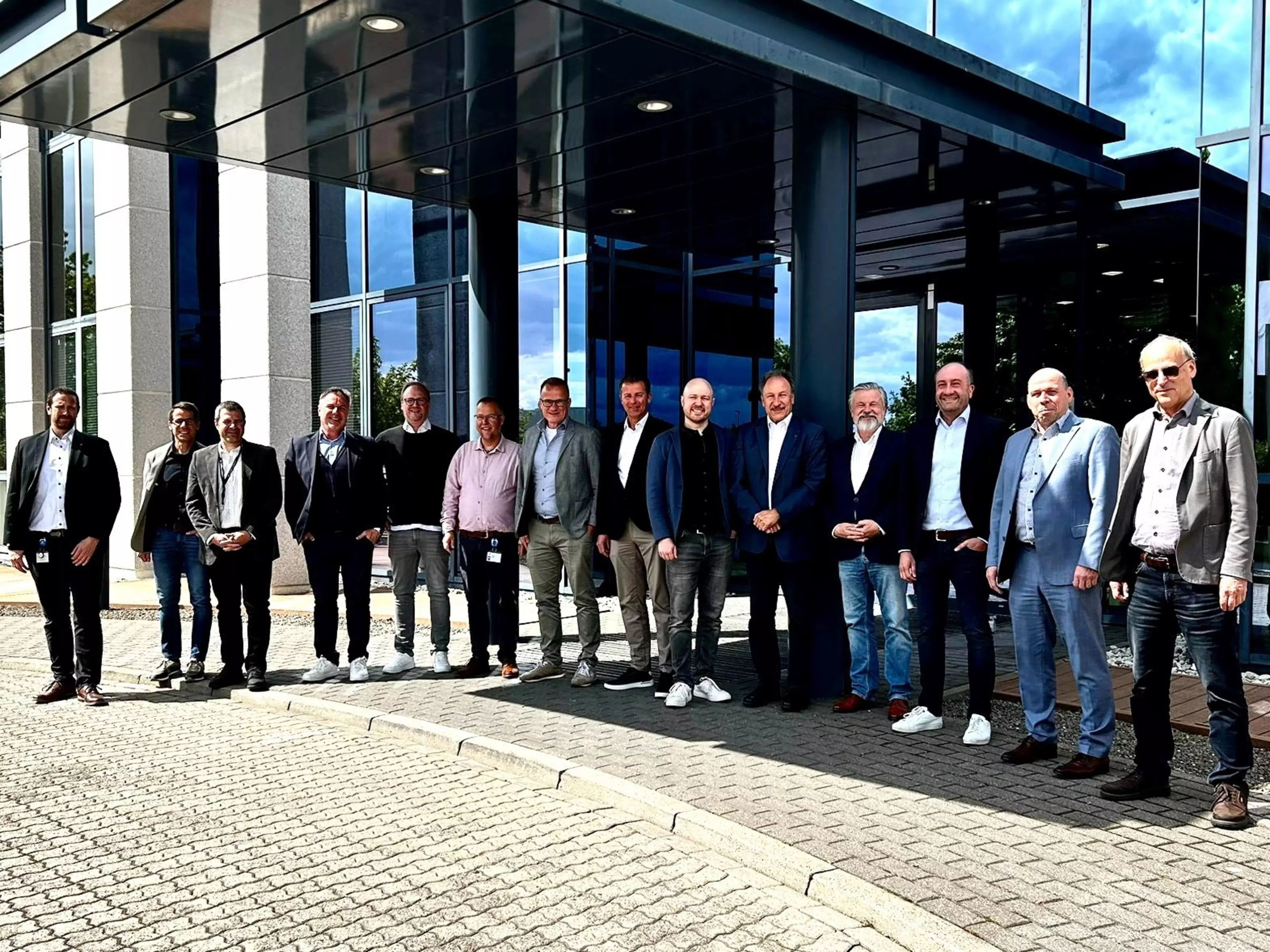 Konica Minolta und die rädler Gruppe schließen strategische Partnerschaft