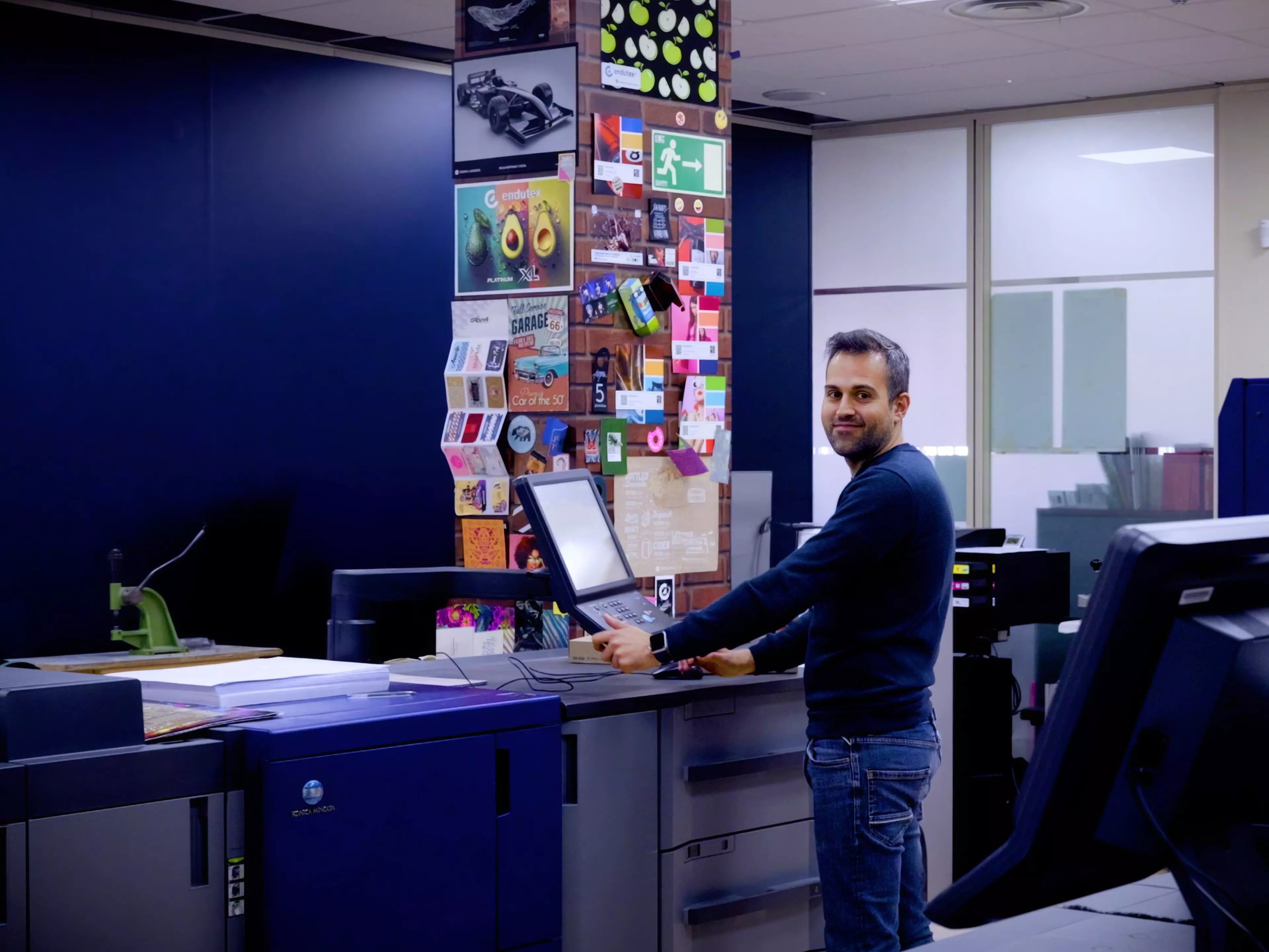 Daniel Tejero, de Marte Impresiones, trabajando frente a una de las máquinas Konica Minolta