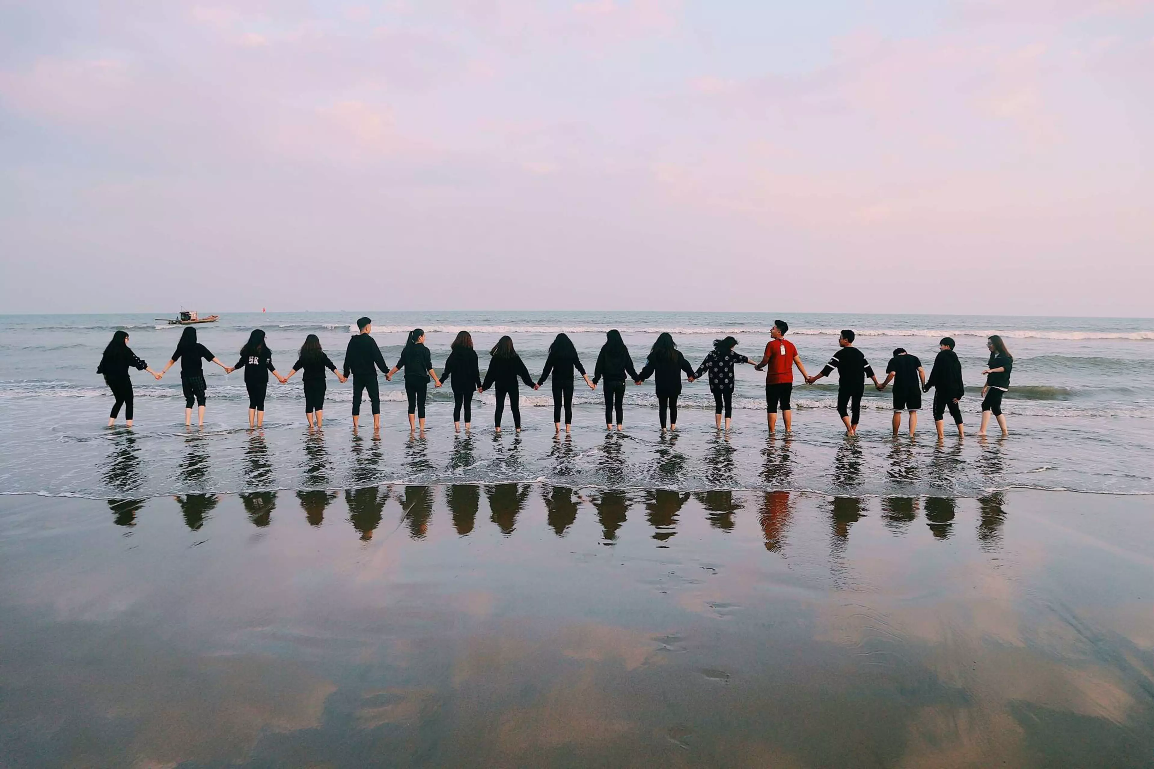 Equipo agarrados de las manos en una playa