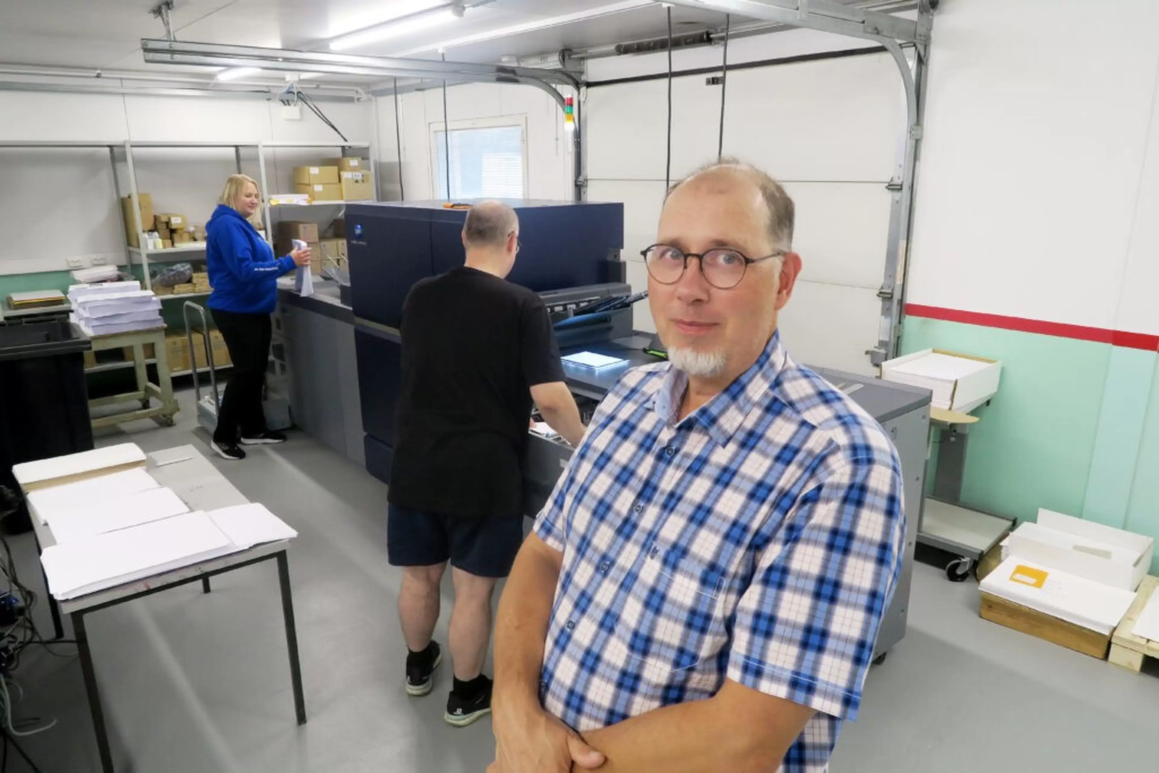 Rannikon Laatupaino Oy investoi Konica Minoltan digipainokoneeseen. Kuvassa yrityksen perustaja ja omistaja Kari Malkamäki.