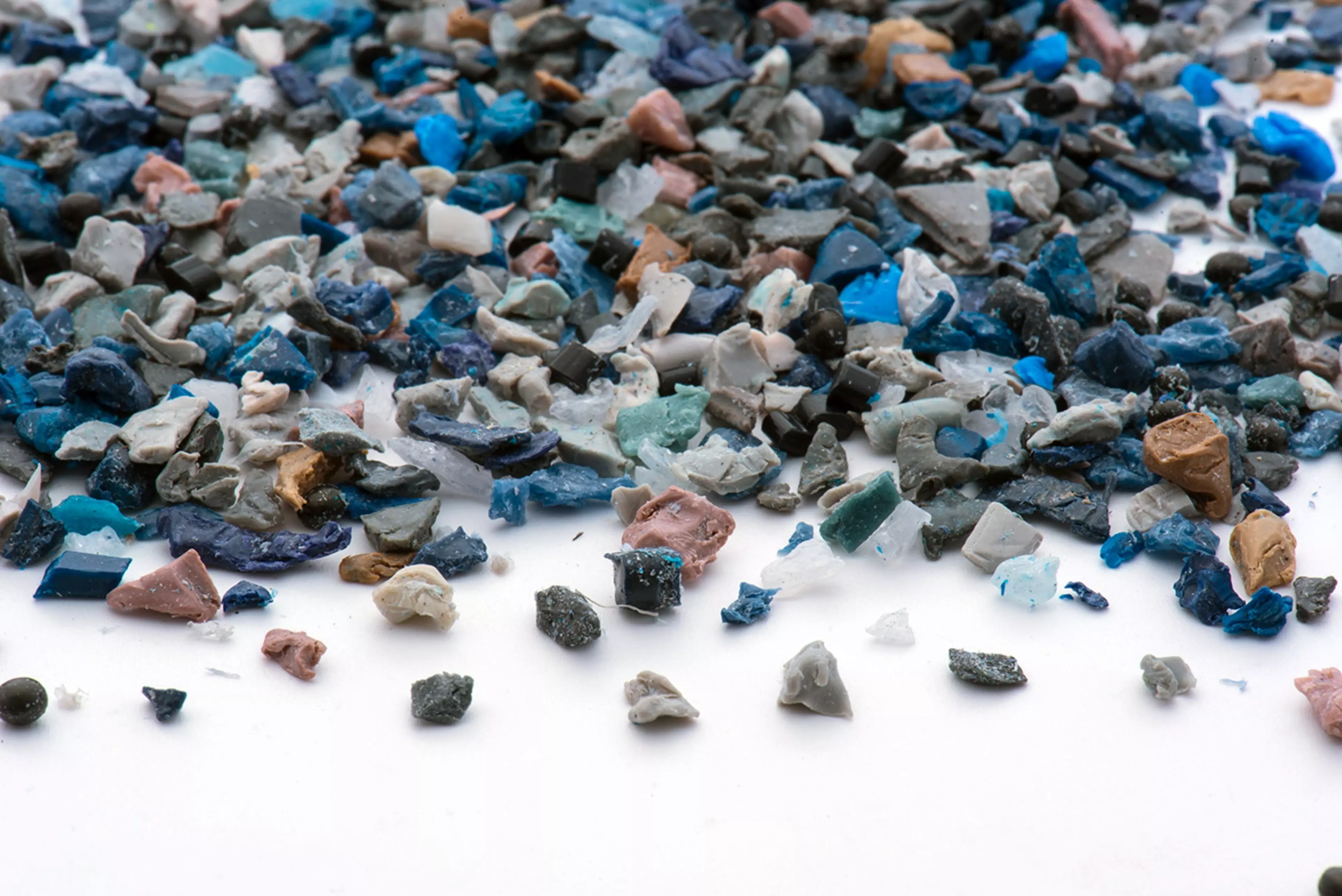 Regrind plastic in recycling 