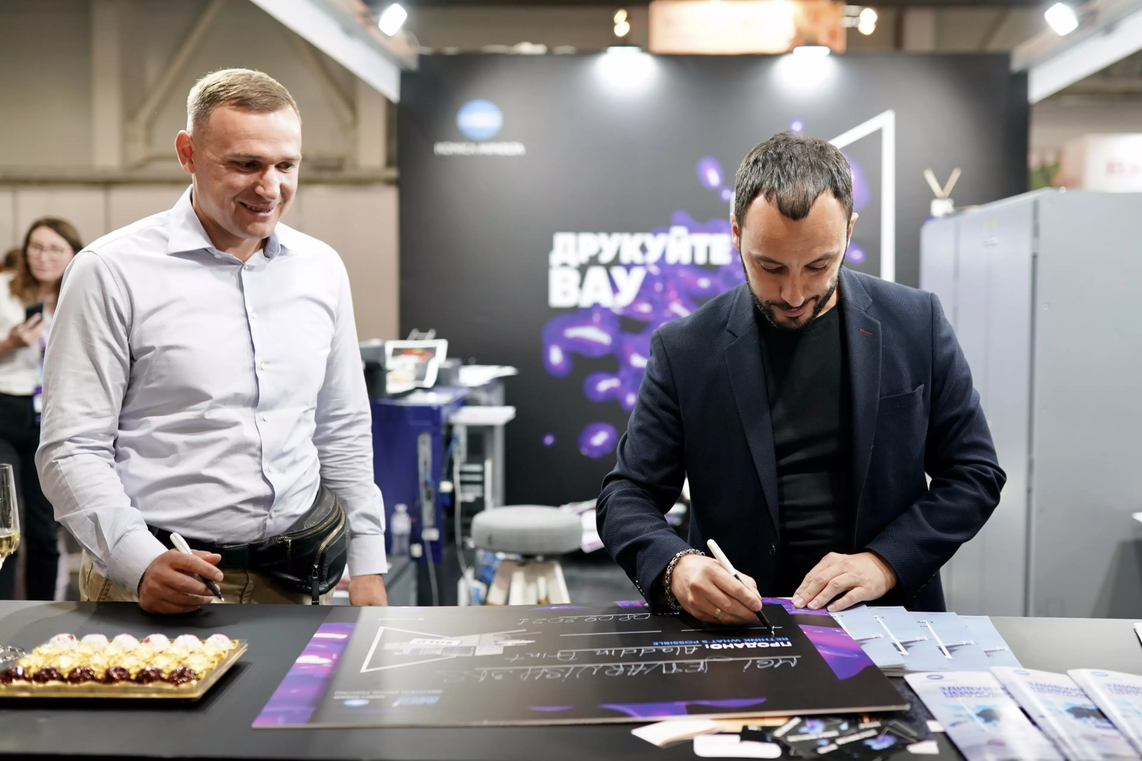Aladdin Print and Konica Minolta signing contract