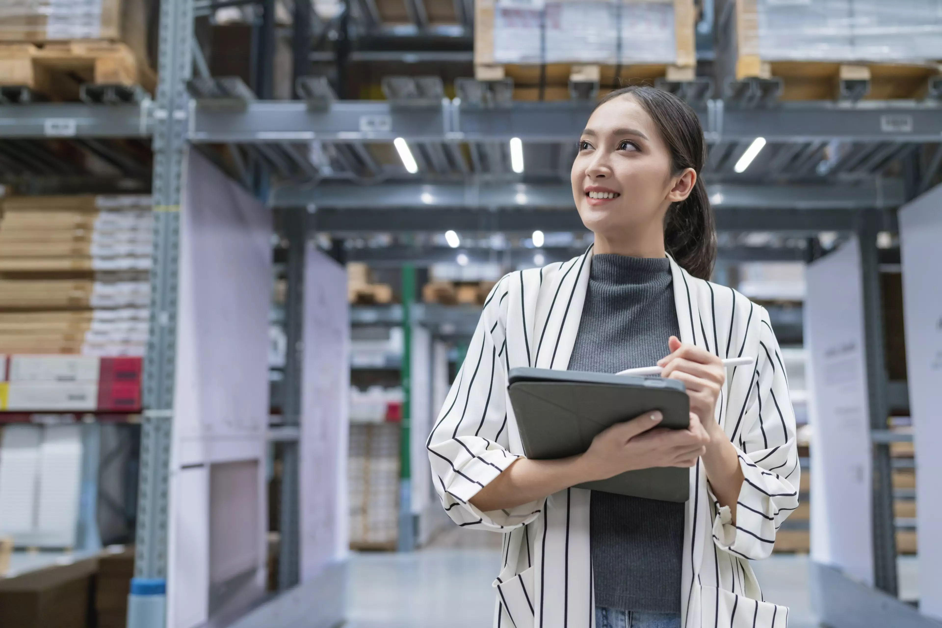 Mujer joven revisando inventario en un almacén