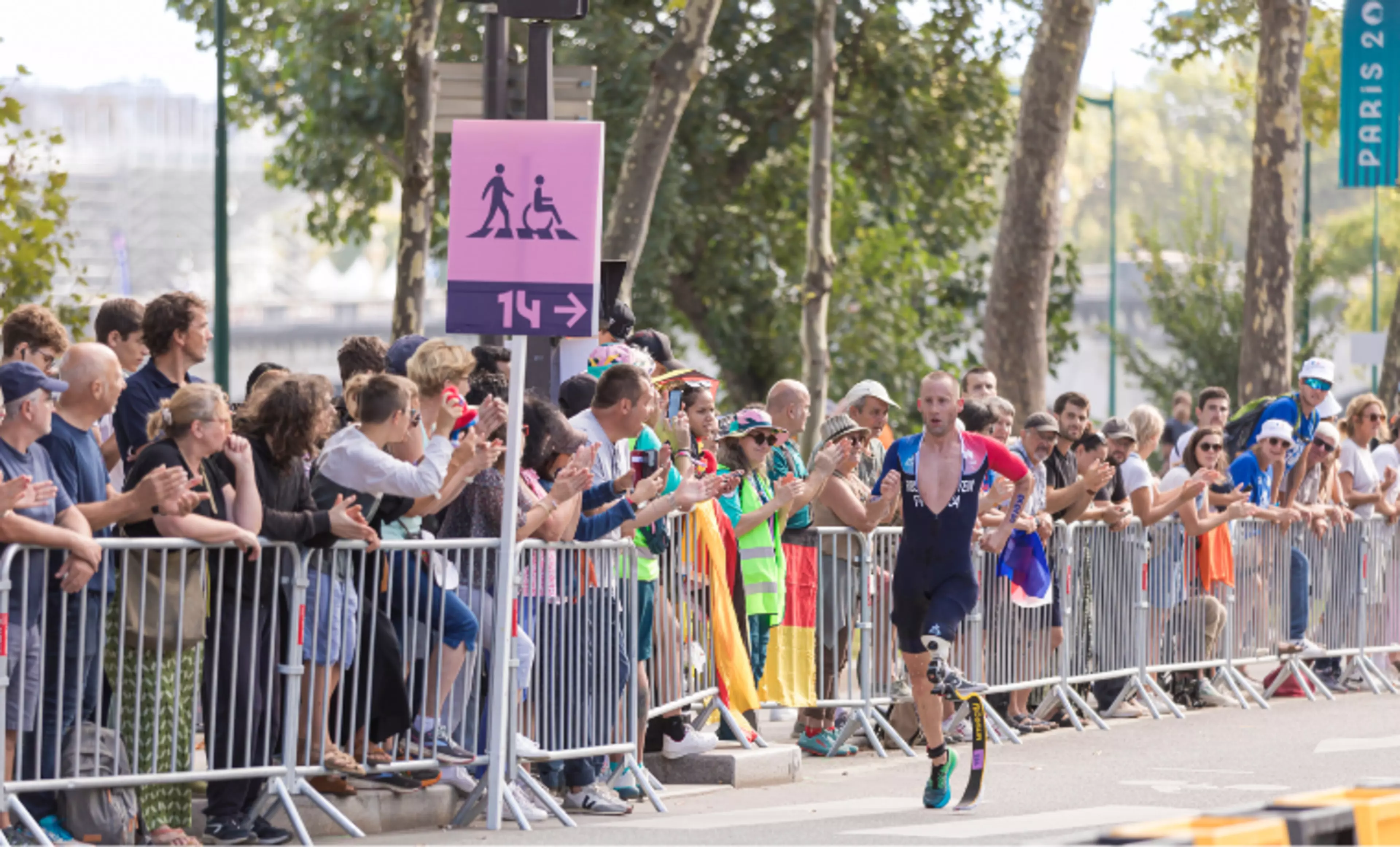 Konica Minolta félicite Jules Ribstein, champion paralympique de triathlon