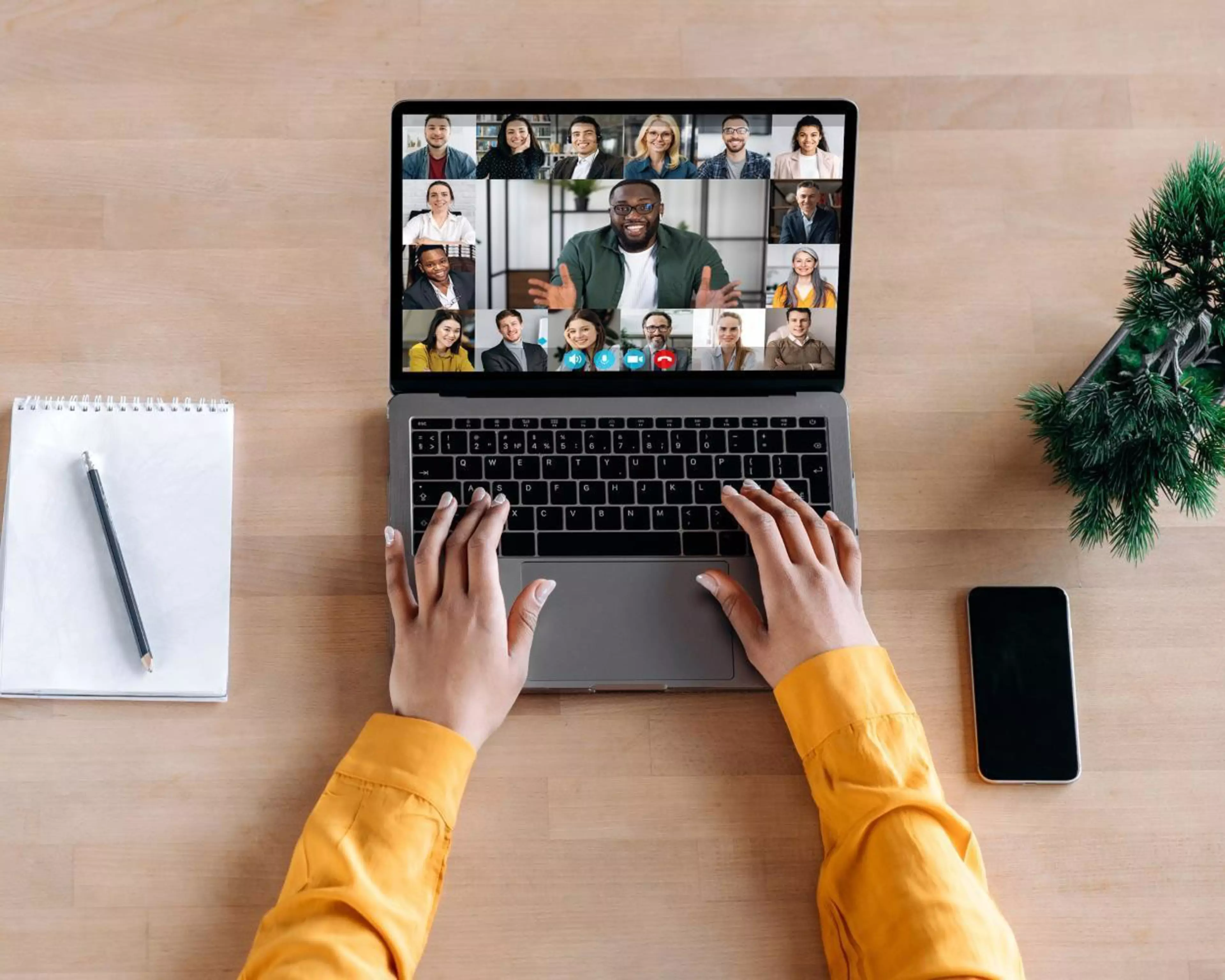 Person nimmt an einer Videokonferenz mit mehreren Teilnehmenden auf dem Laptop teil – zeigt digitale Zusammenarbeit und moderne Remote-Kommunikation