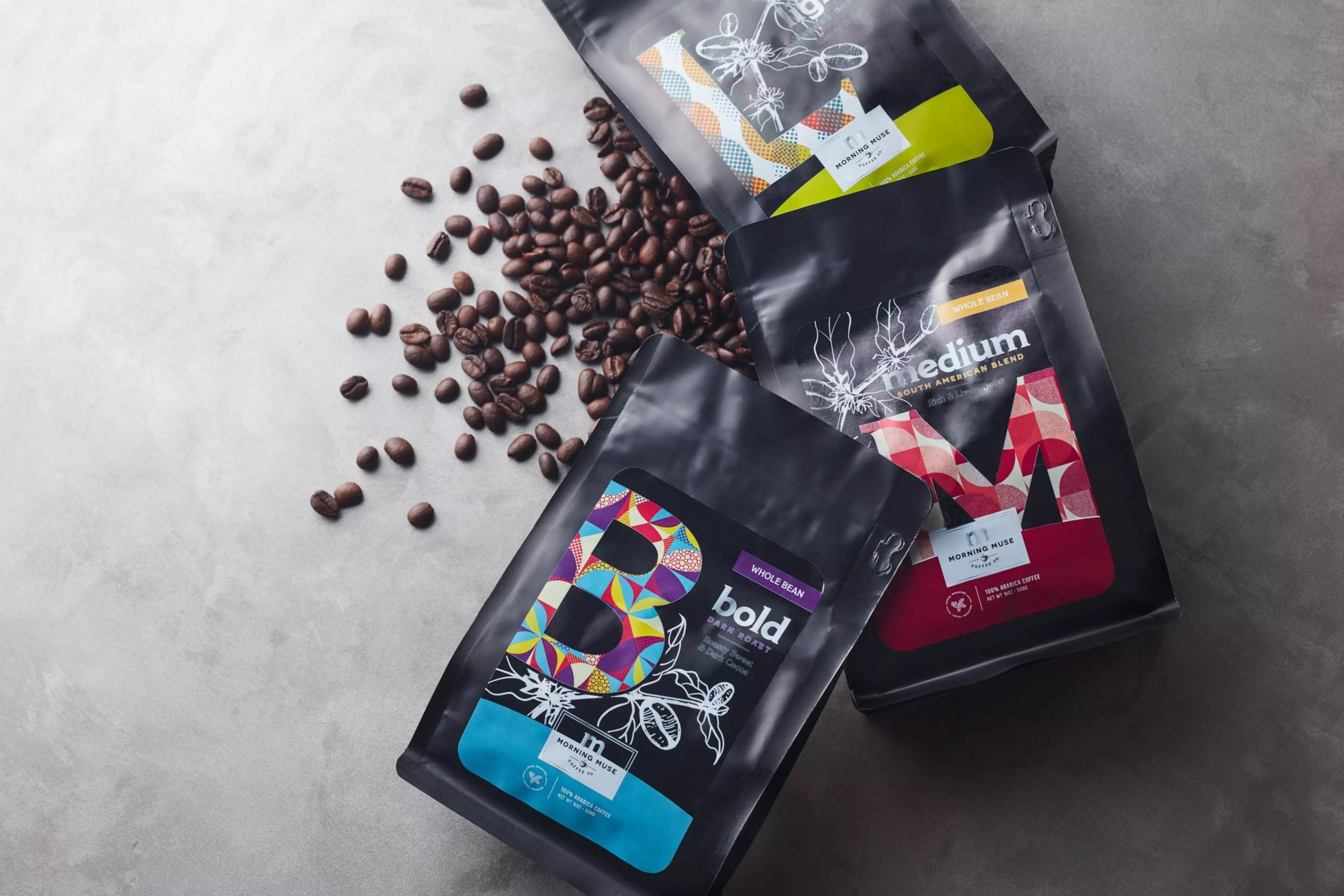 Paquetes de café con etiquetas coloridas