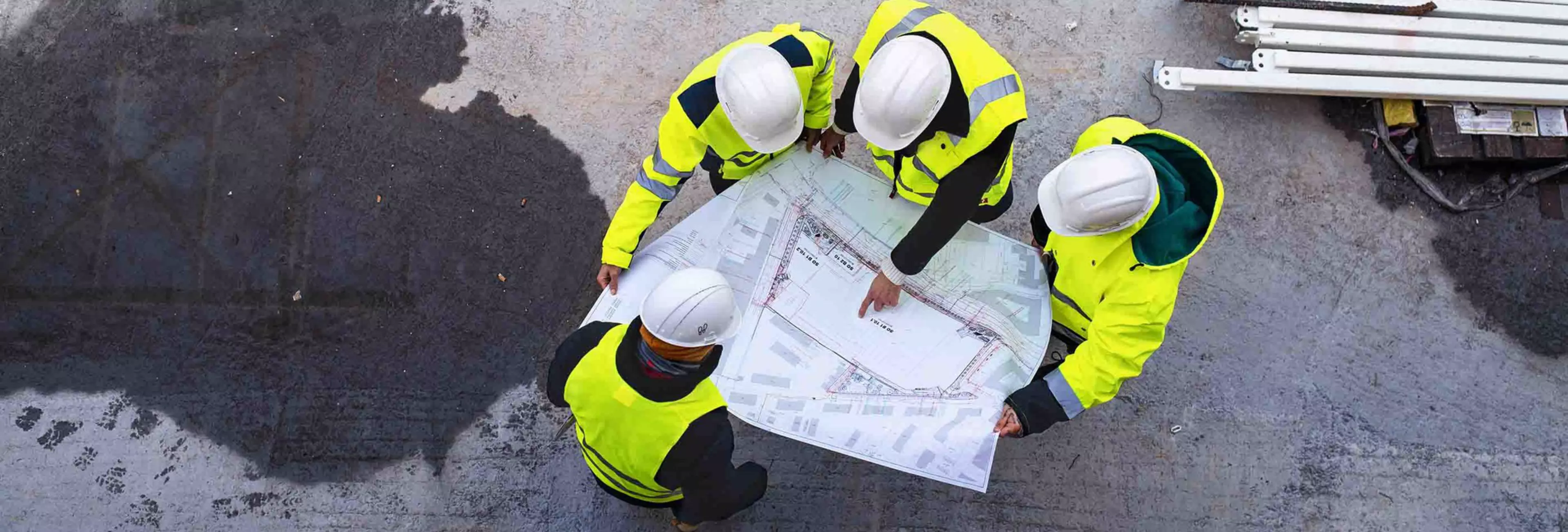 Equipo de construcción mirando unos planos