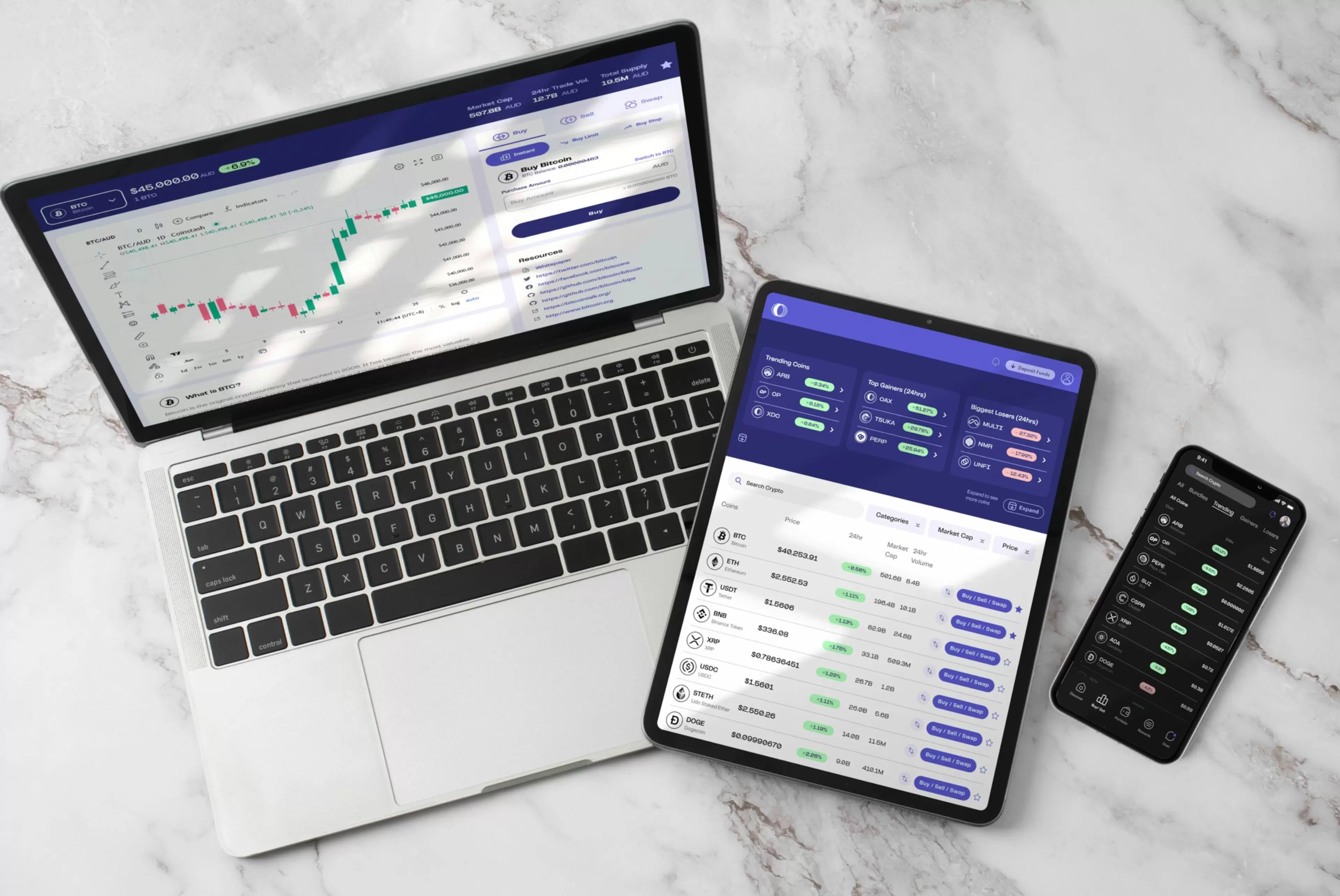 Ordenador portátil, tablet y teléfono móvil con gráficos de inversión