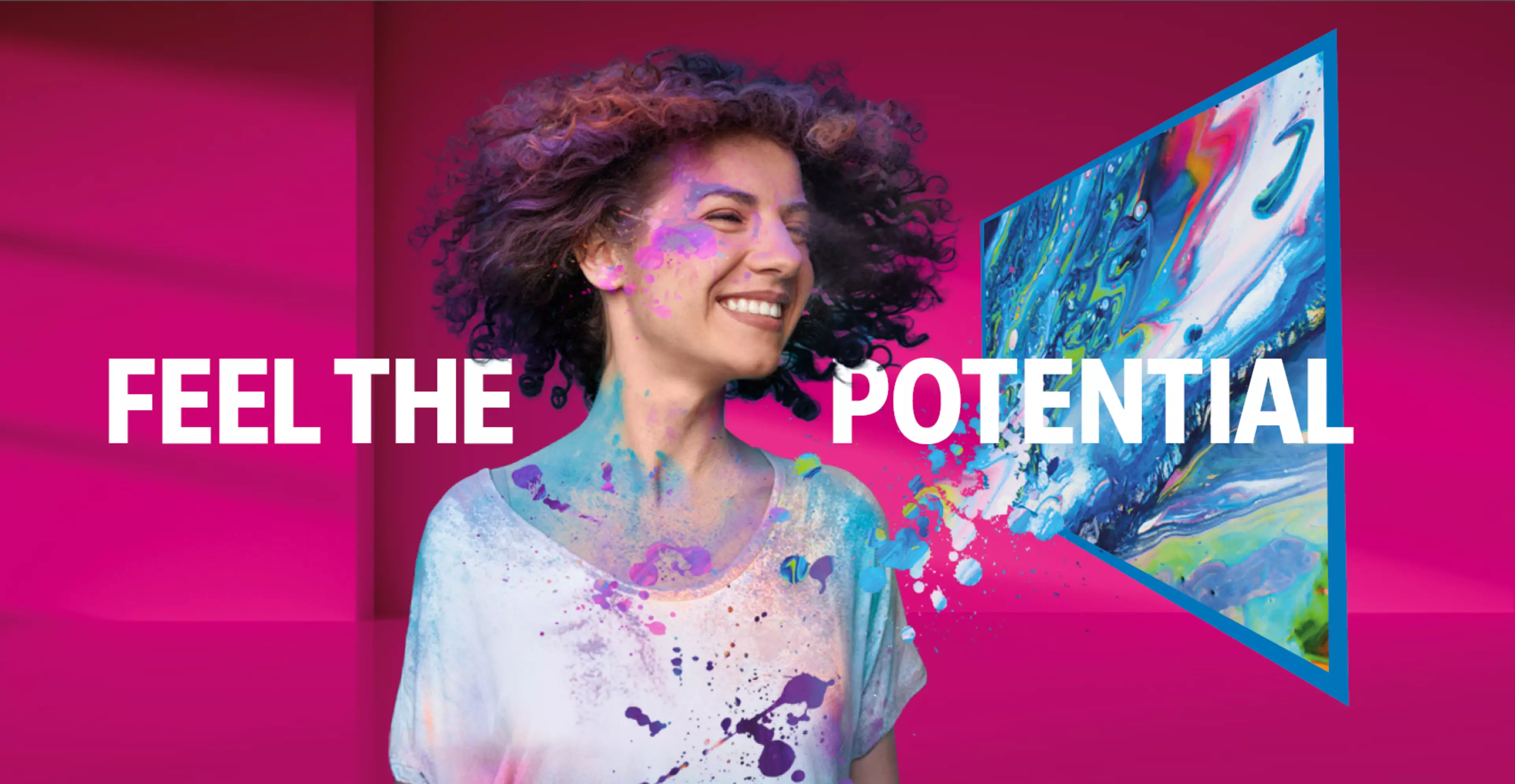 Sobre fondo color magenta, una mujer joven sonríe mientres le salpican gotas de diferentes colores