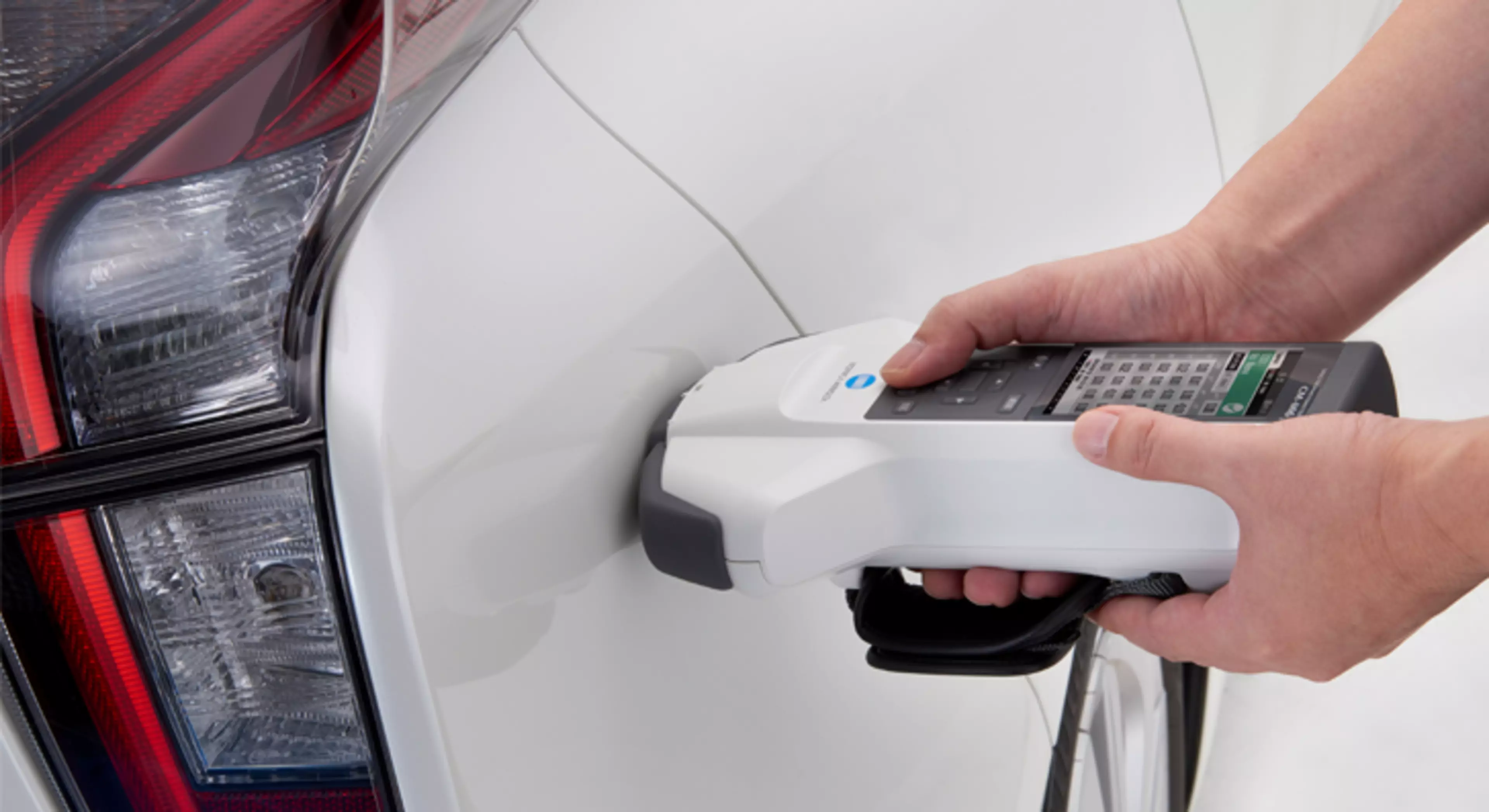 CM-M6 measuring a car body for consistent paint colour