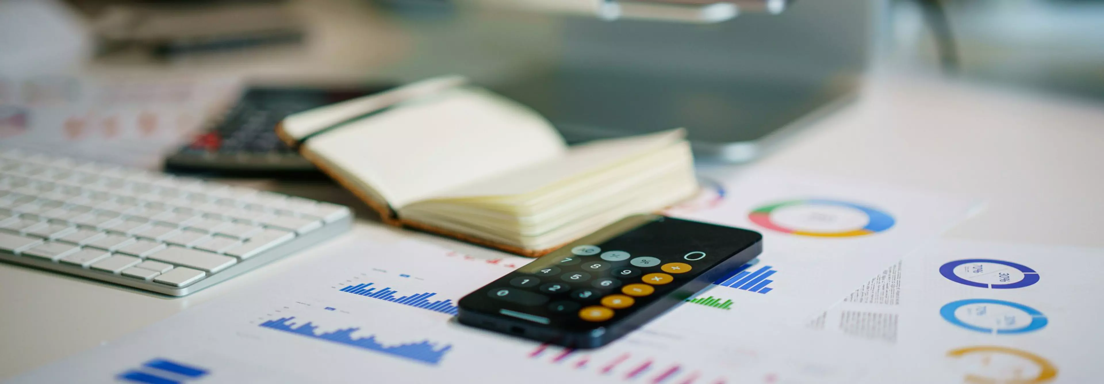 Calculadora, teclado de ordenador y documentos de contabilidad