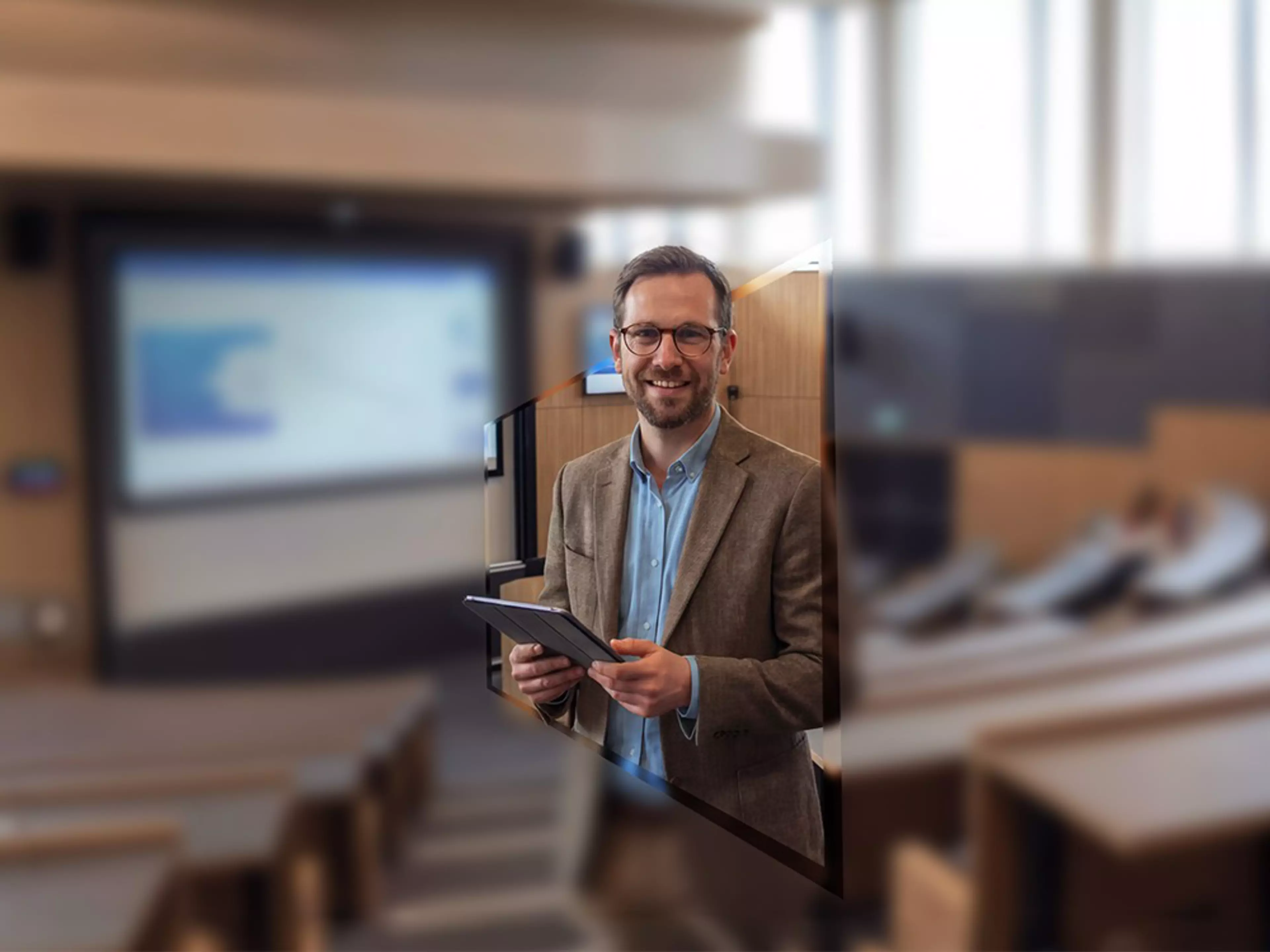 Person med nettbrett i moderne arbeidsmiljø som illustrerer effektive arbeidsprosesser og digital samhandling.